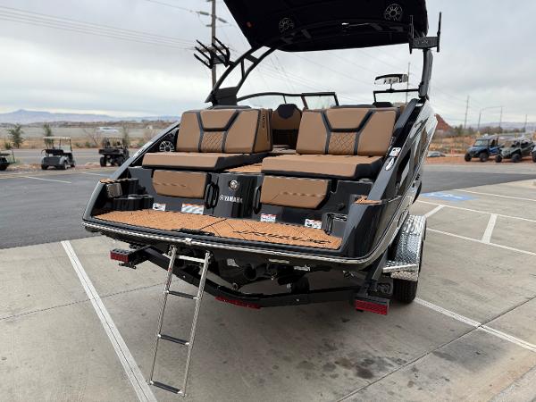 2025 Yamaha Boats 255XD with tan seating and swim platform ladder.