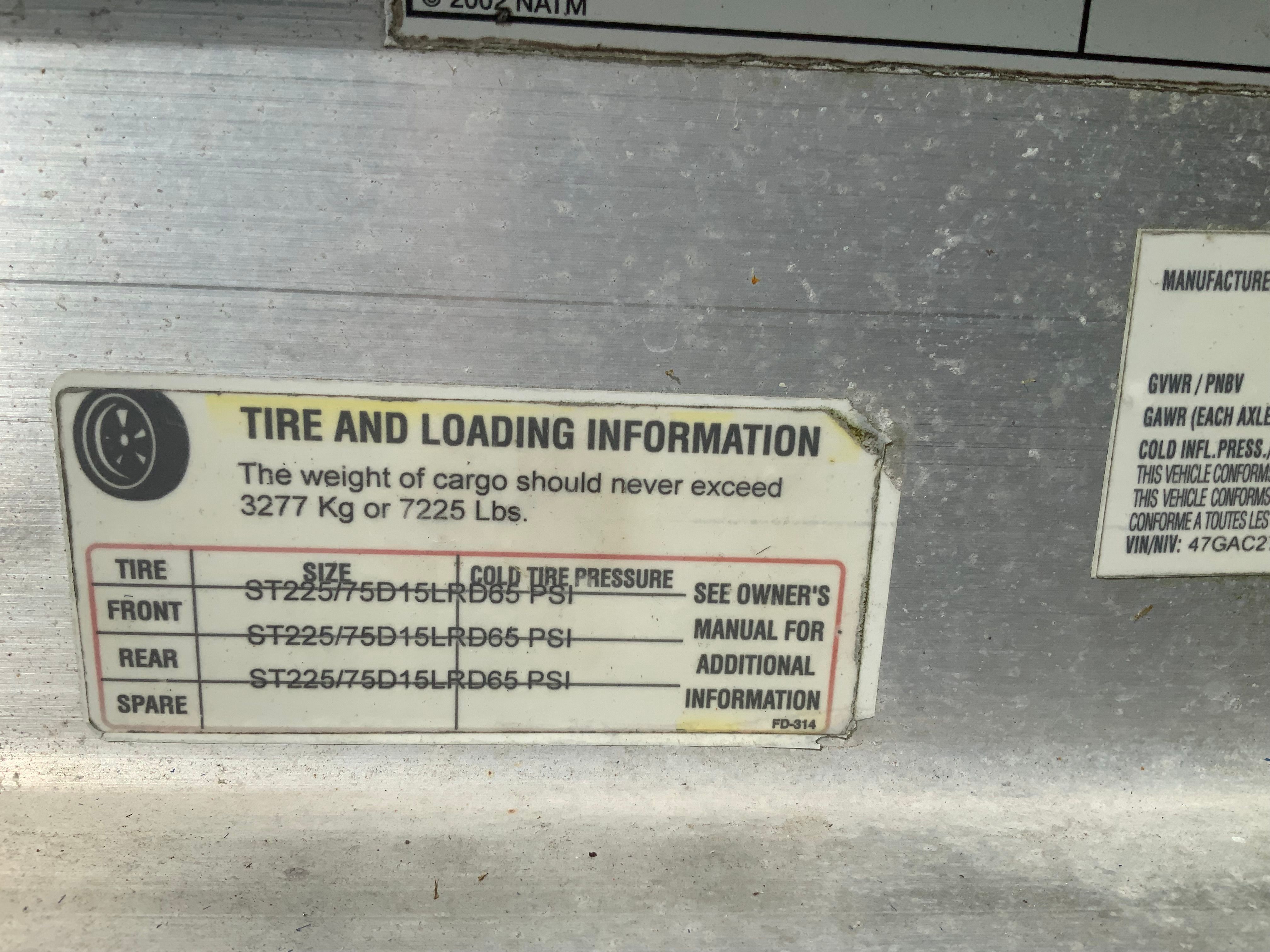 A label with tire and loading information for a 2006 Seaswirl Striper 26.