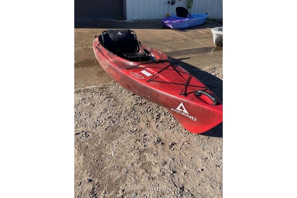 2023 Ascend D10 Sit-In - Red/Black