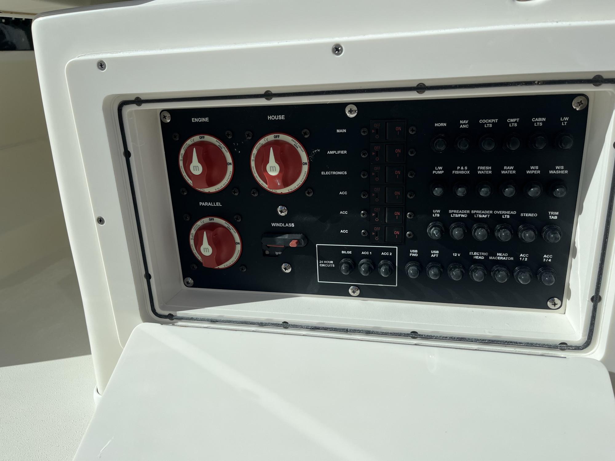 2025 Cobia 240 Dual Console - 14