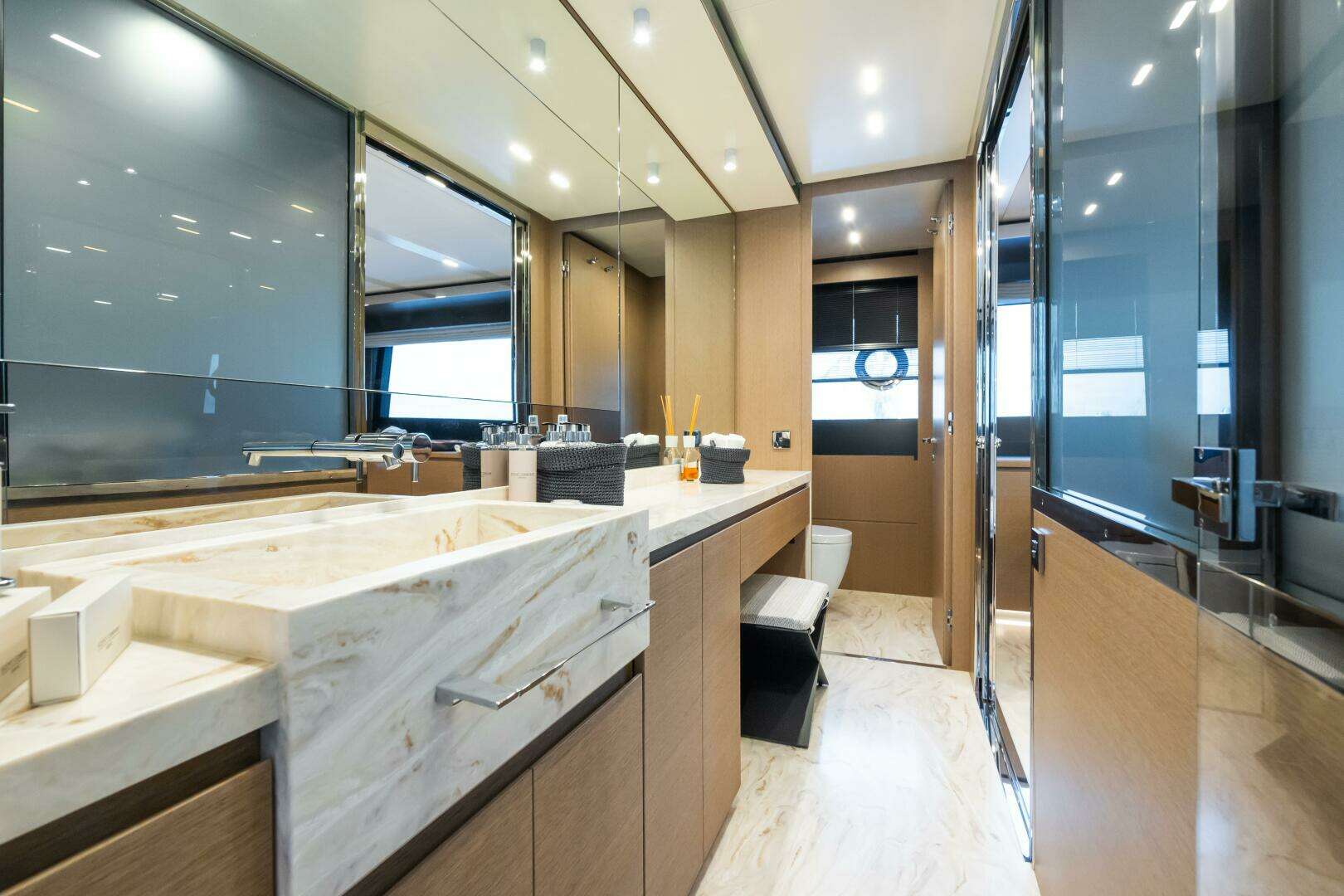 2021 Riva 88 Folgore - Image 18