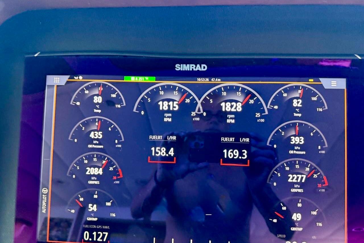 Dashboard display of a 1999 Diano 26 showing engine metrics and fuel consumption.