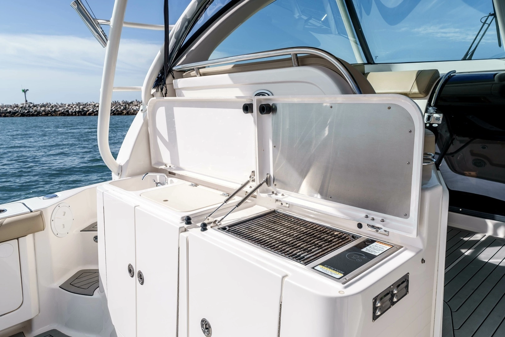 2018 Pursuit 385 Offshore - Image 16