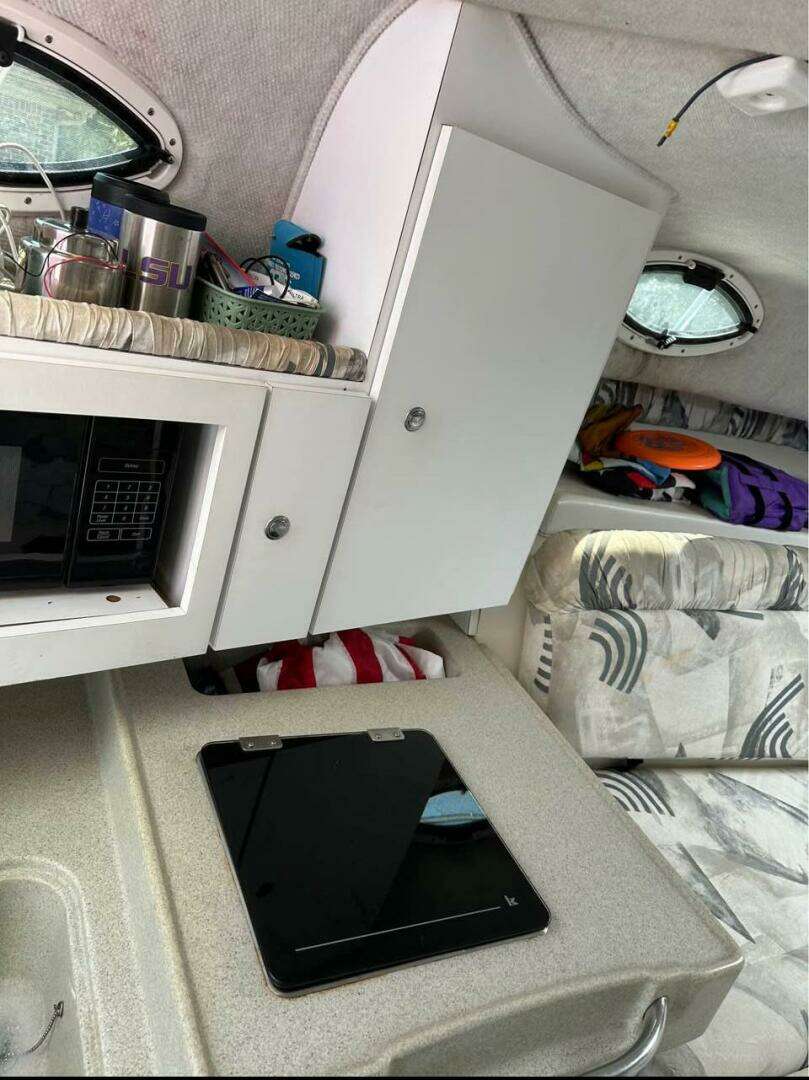 2000 Wellcraft 290 Coastal - Image 3
