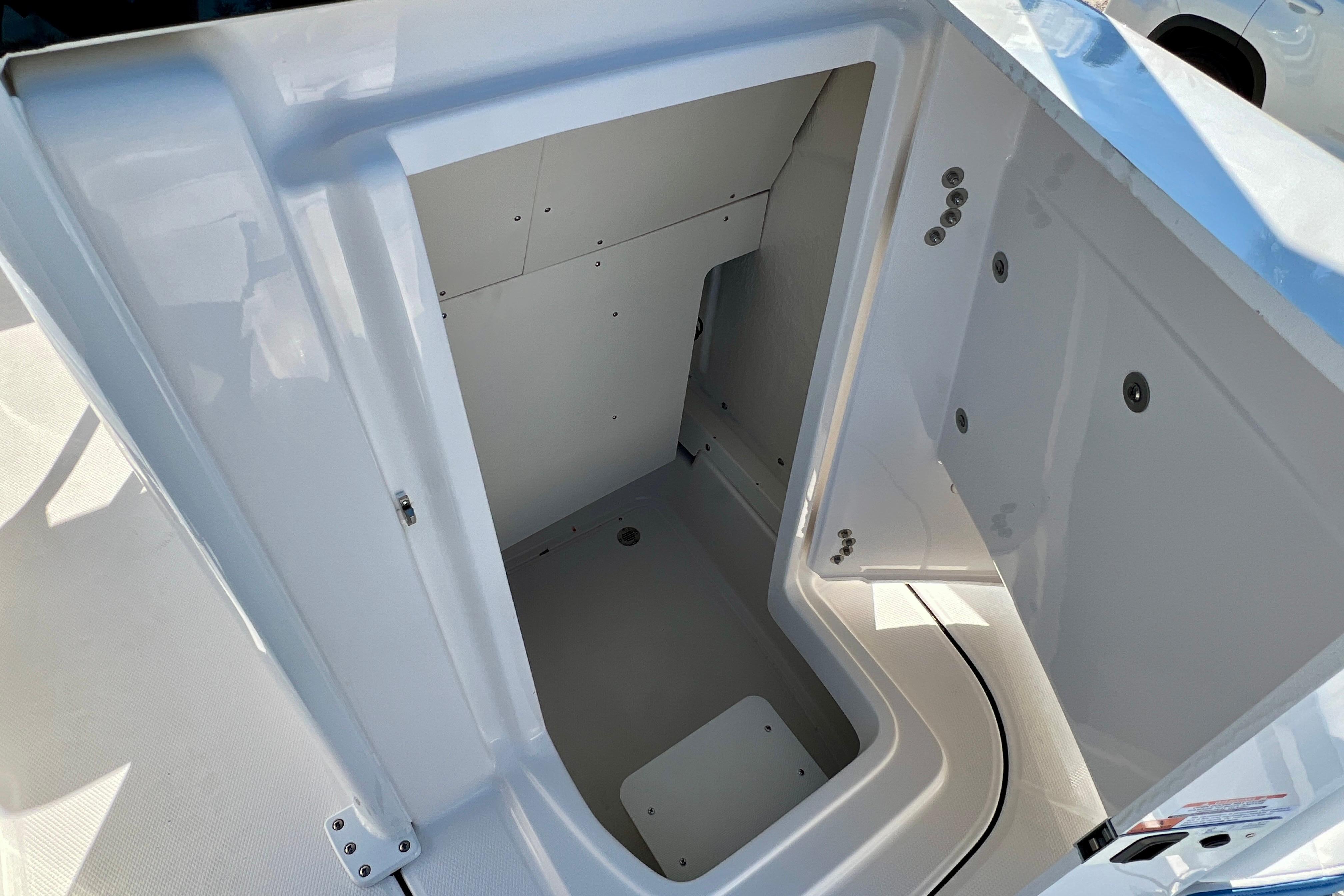 2026 Robalo 246 Cayman boat storage compartment, open and spacious design.