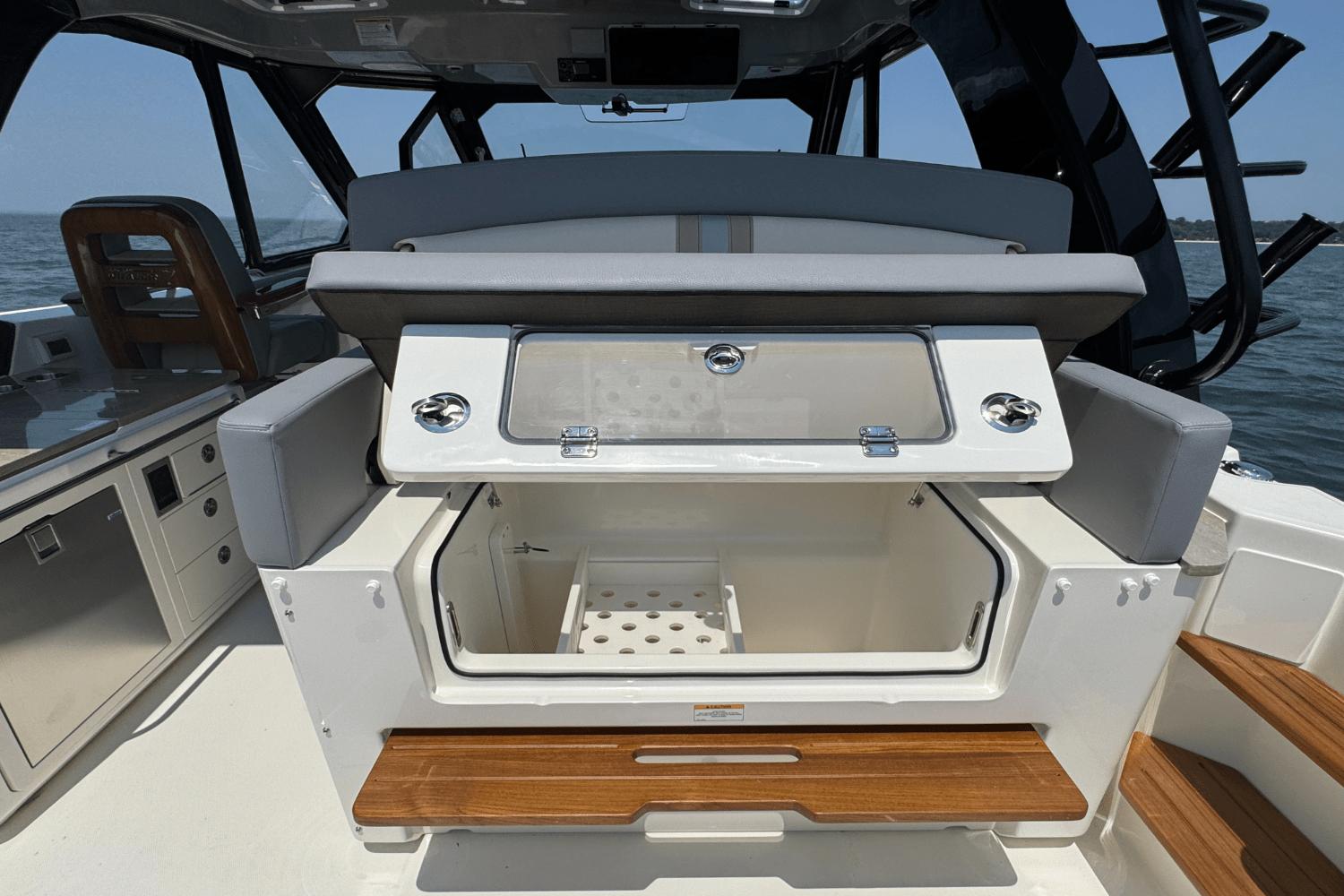 2025 Boston Whaler 380 Realm - 21