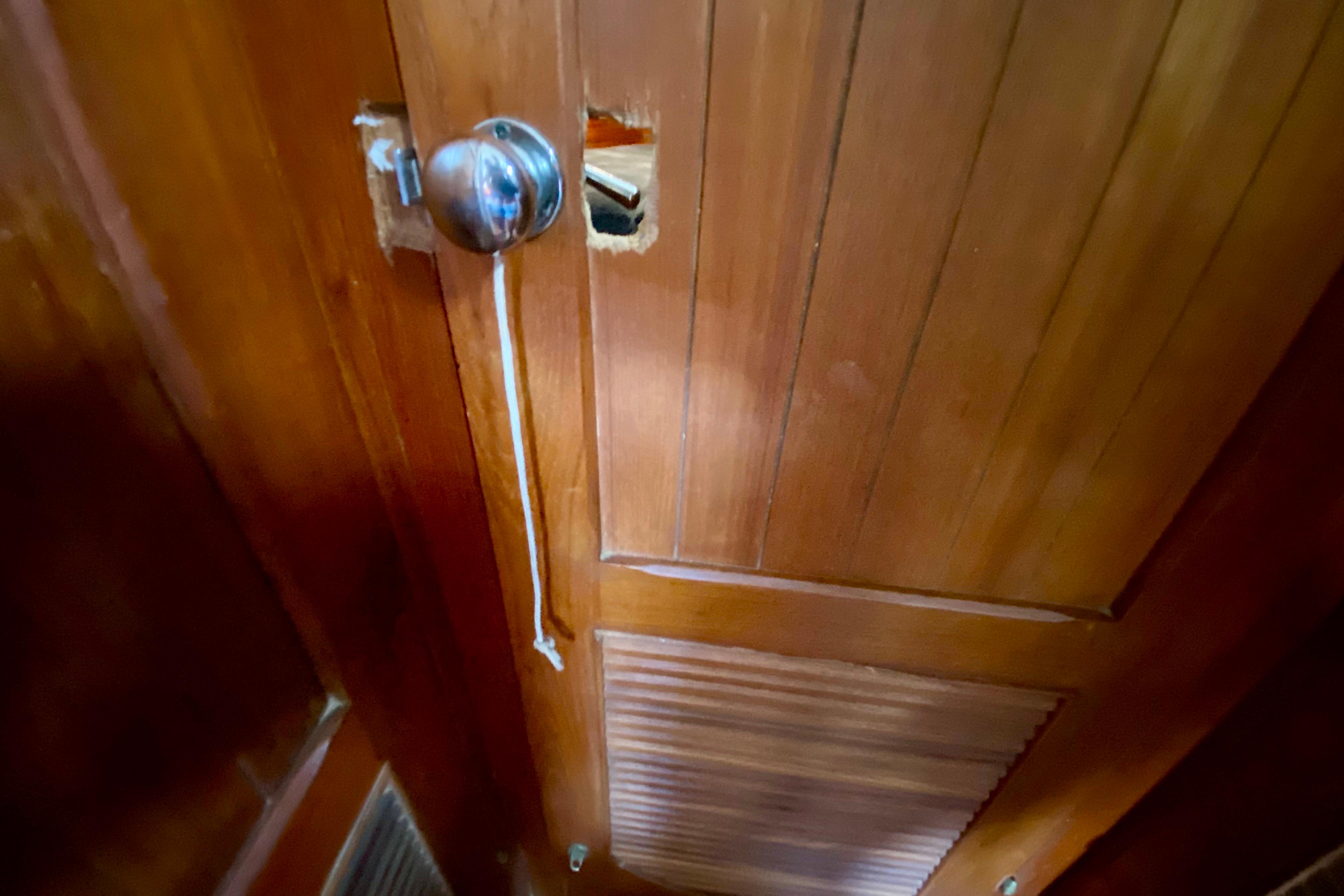 Wooden door with a damaged lock, featuring a Union EO 32 model from 1981.
