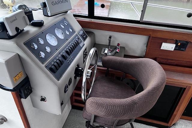 1996 Bayliner 3388 Command Bridge Motoryacht helm with Garmin navigation and plush captain's chair.