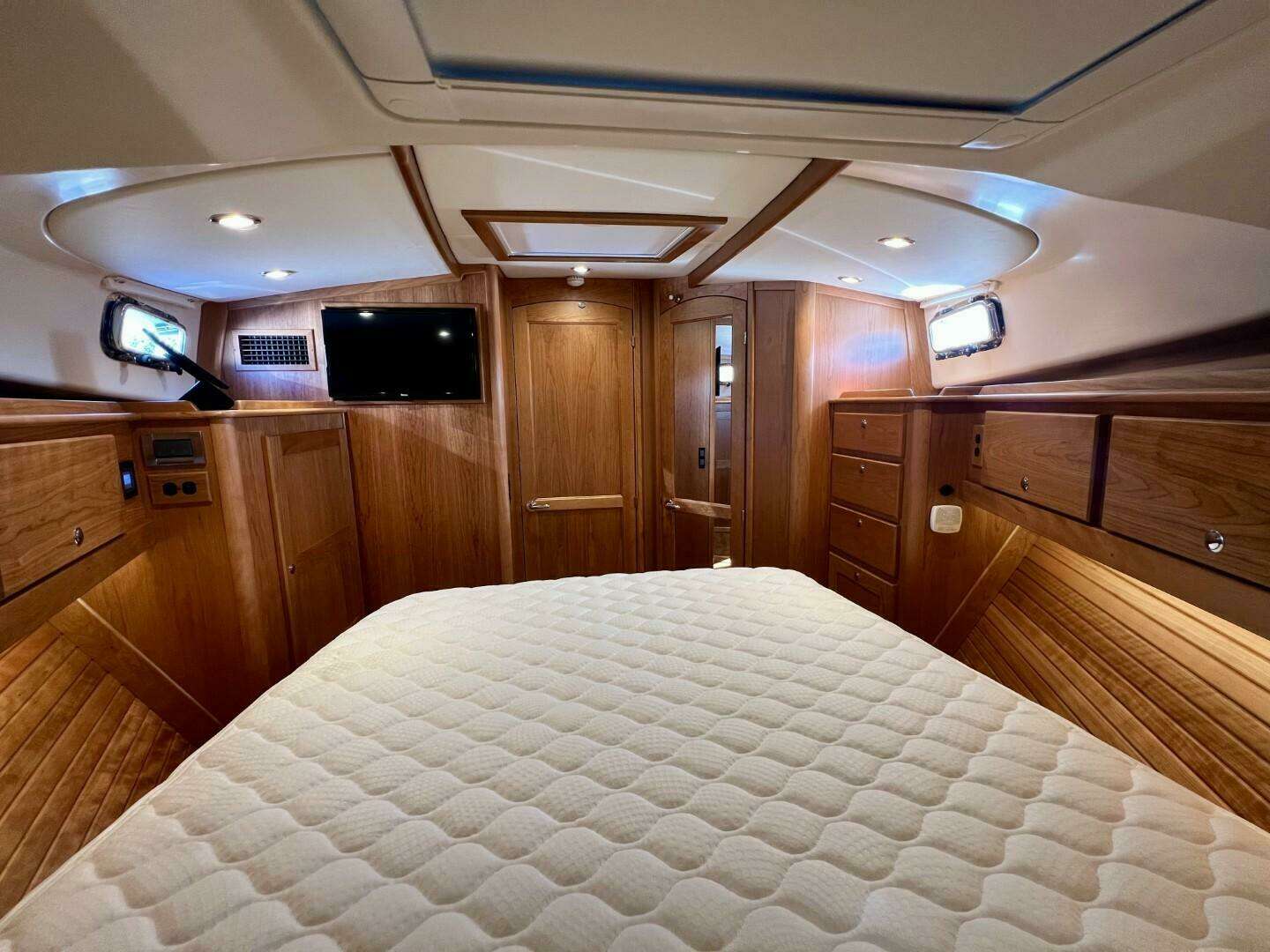 2027 Sabre 43 Salon Express - Image 22