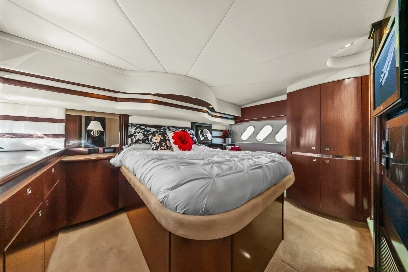2012 Cruisers Yachts 540 Coupe - Image 27