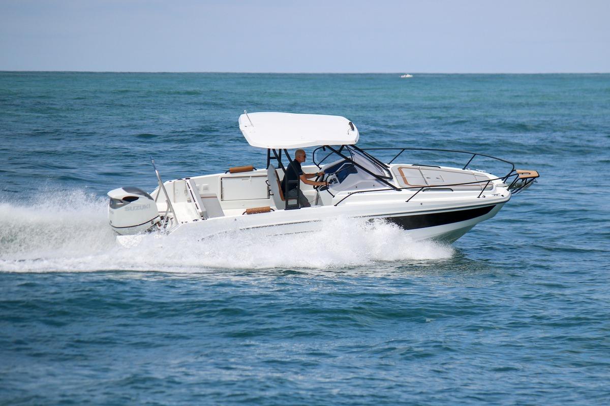 2026 Beneteau Flyer 8 SUNdeck cruising on open water, showcasing sleek design and performance.