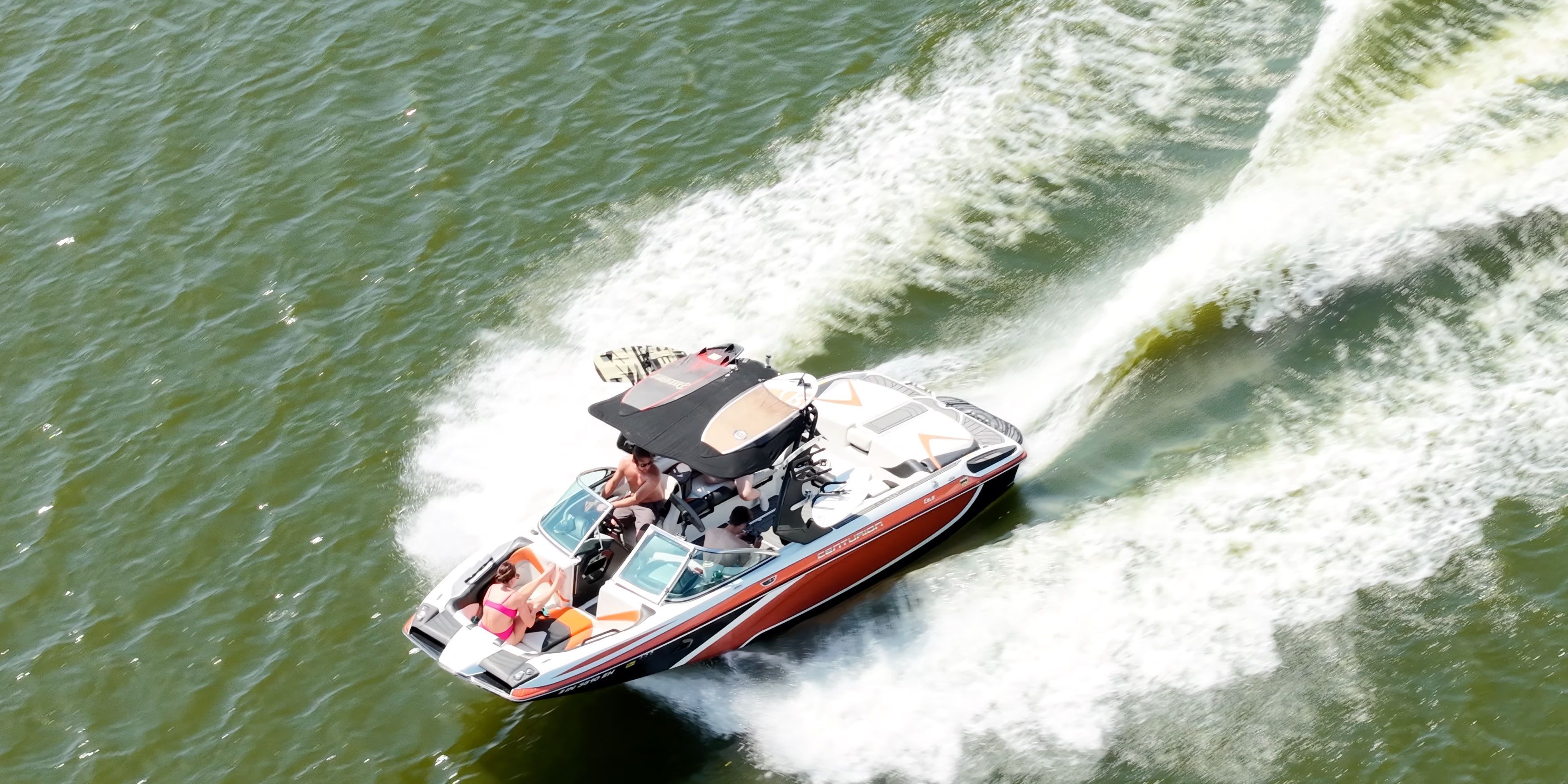 A 2016 Centurion Enzo FS44 speeds across the water, leaving a splashy wake.