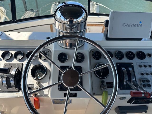 Carver 3807 Yacht helm with Garmin navigation, 1988 model.