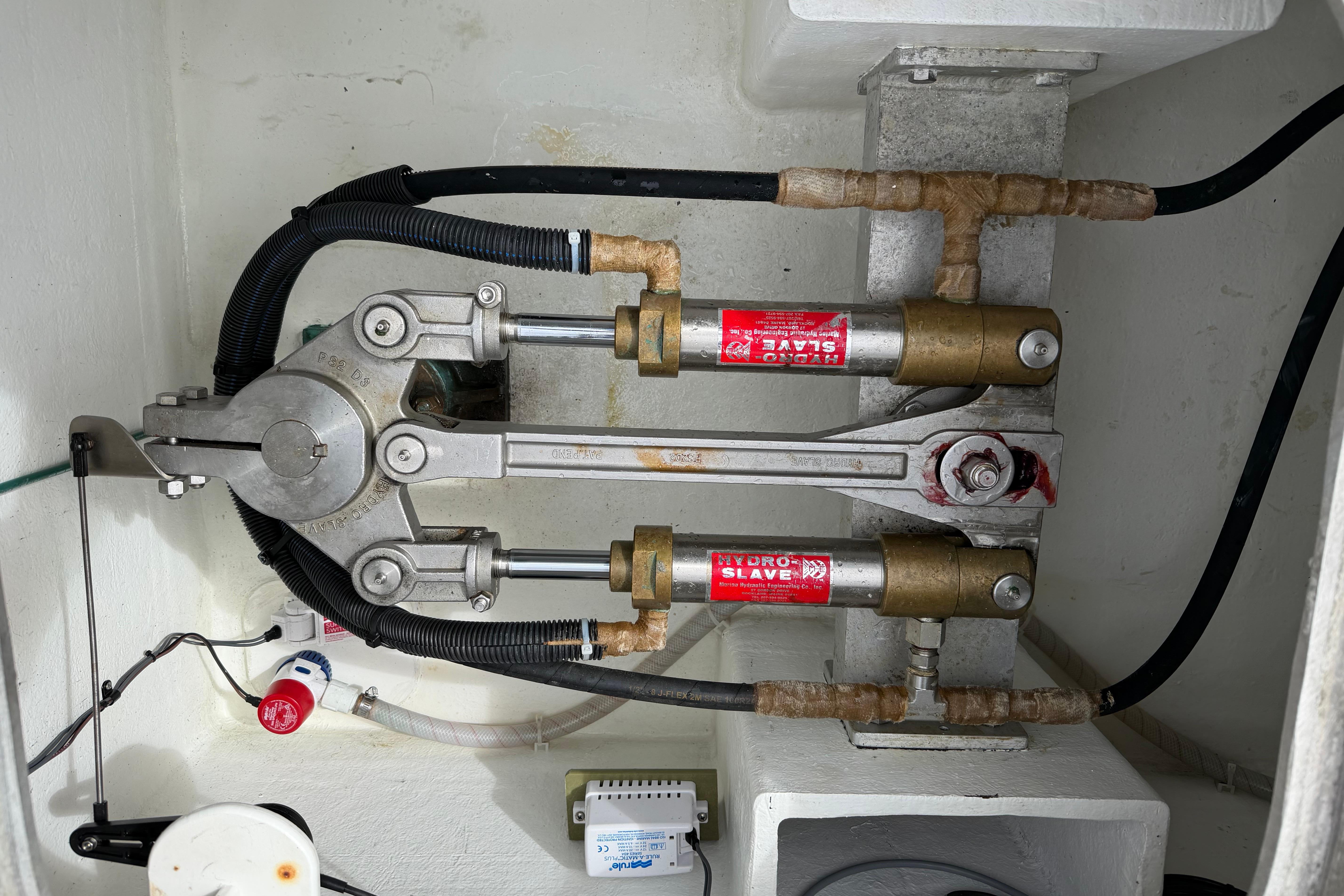 Hydraulic steering system in 2018 H&H Marine Osmond Beal boat.