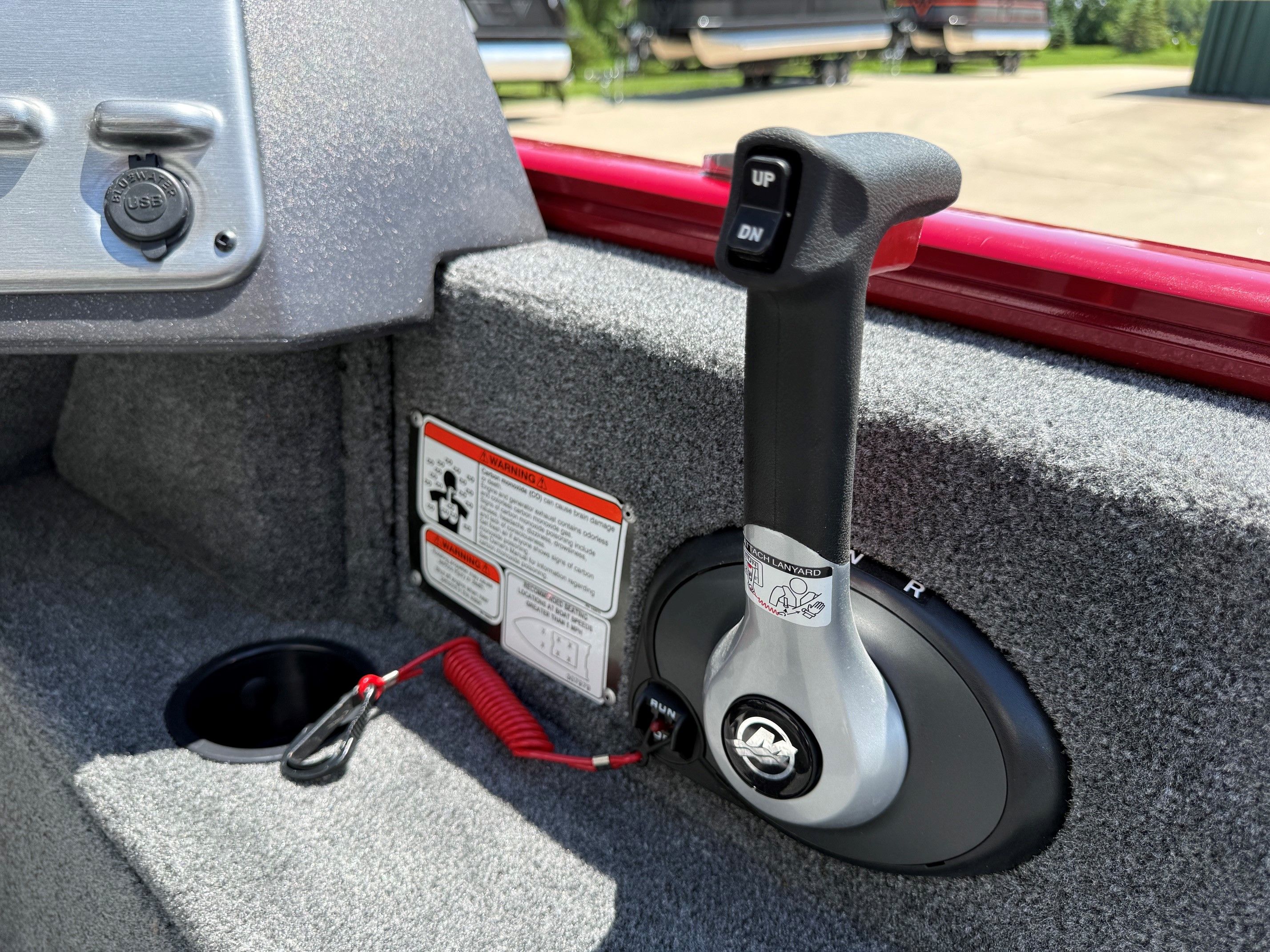 2024 Tracker Pro Guide V175 throttle lever and controls.