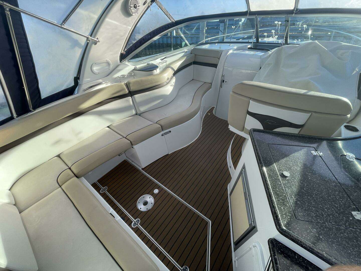2016 Rinker 310 Express - Image 9