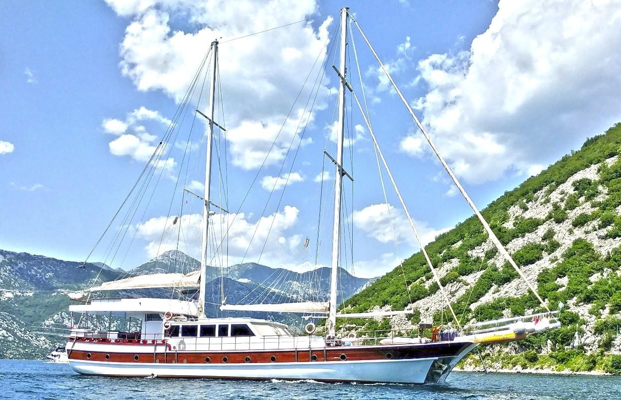 2004 Ketch Laminated Mahogany 7 cabins