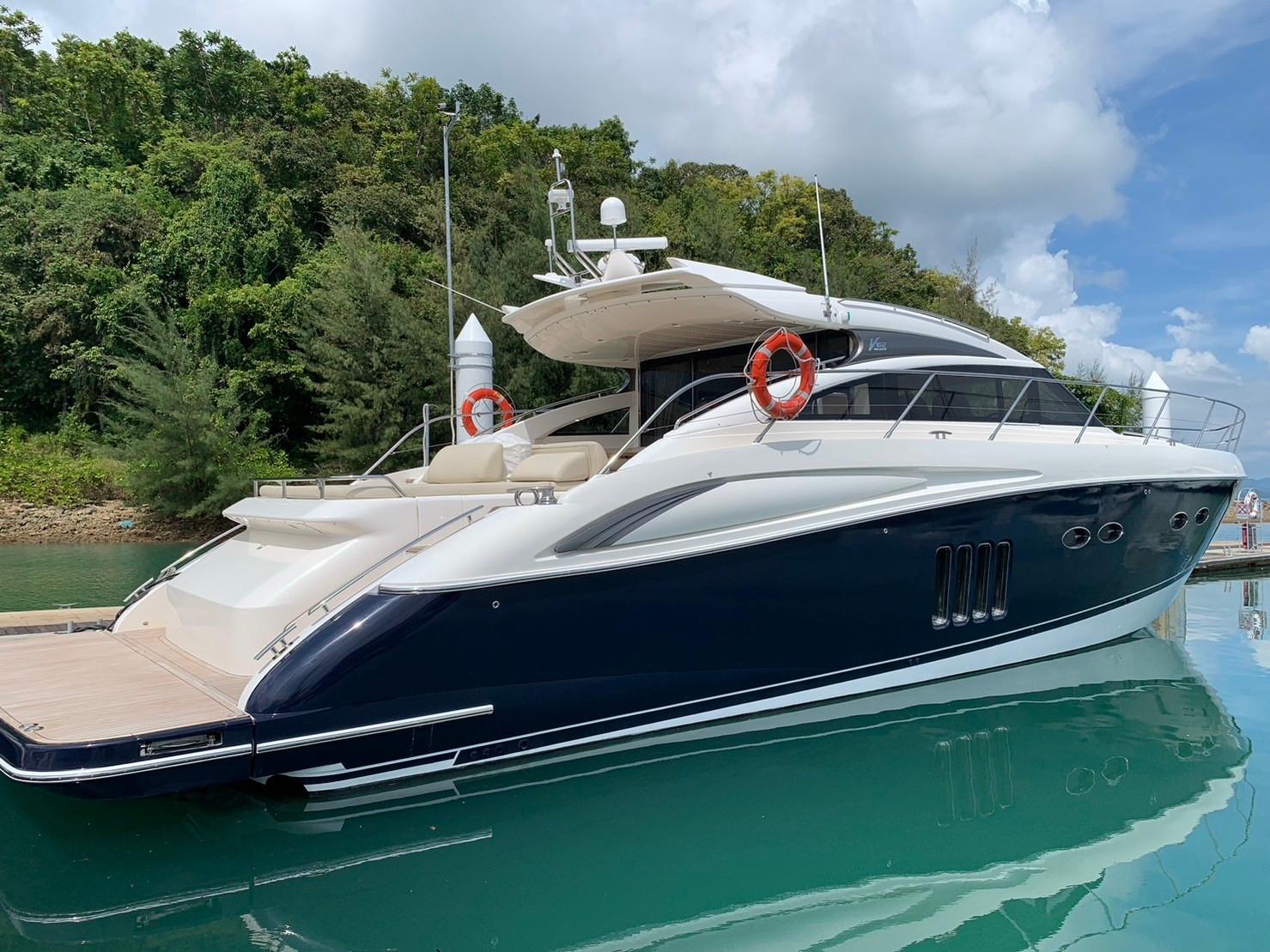 Princess V62 2010 (Reignwood Junior)