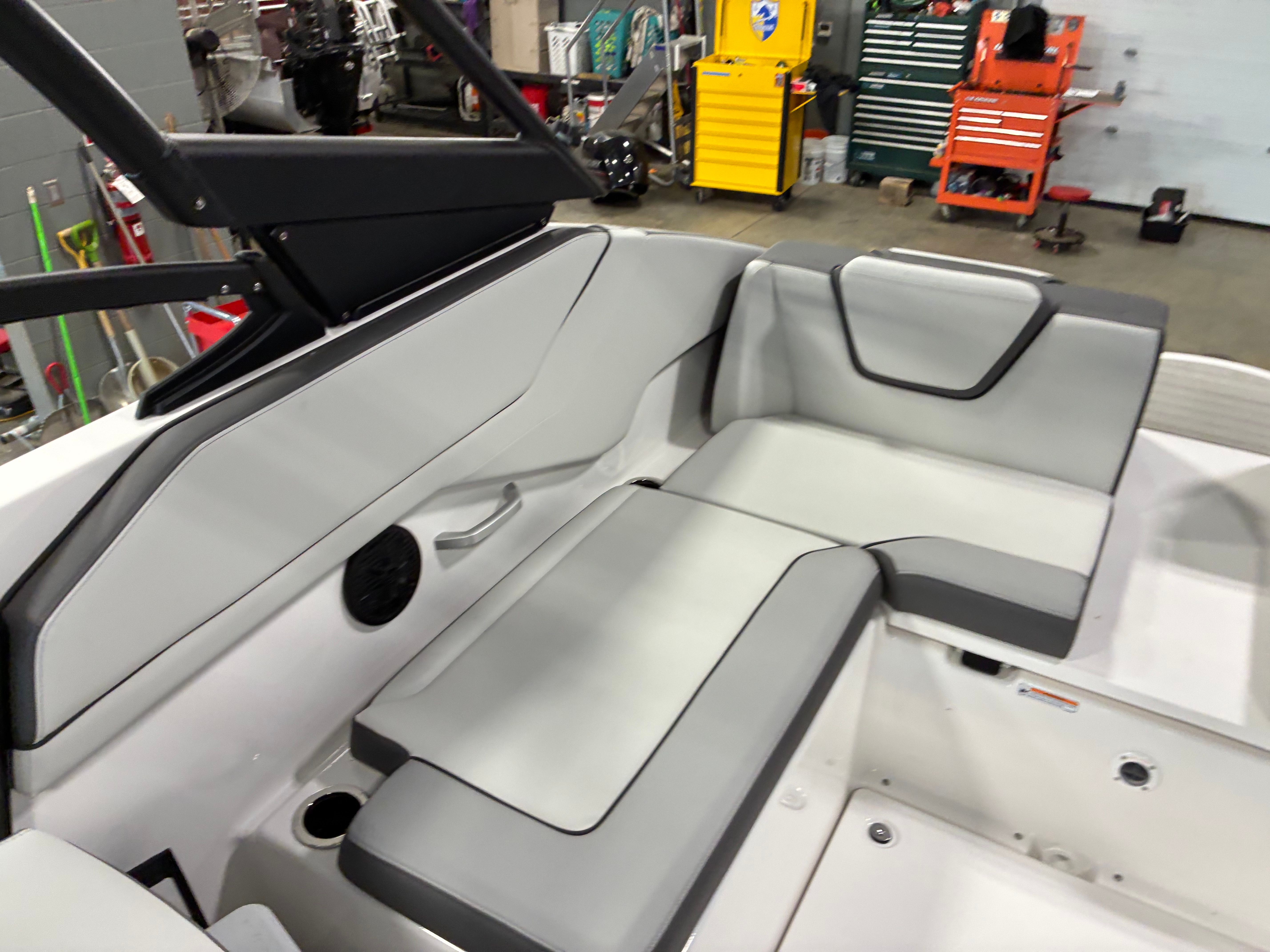 2026 Yamaha Boats AR250 - 34