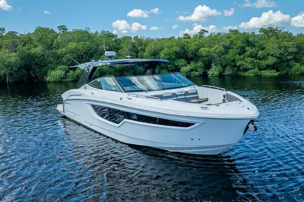 2022 Cruisers Yachts GLS OB