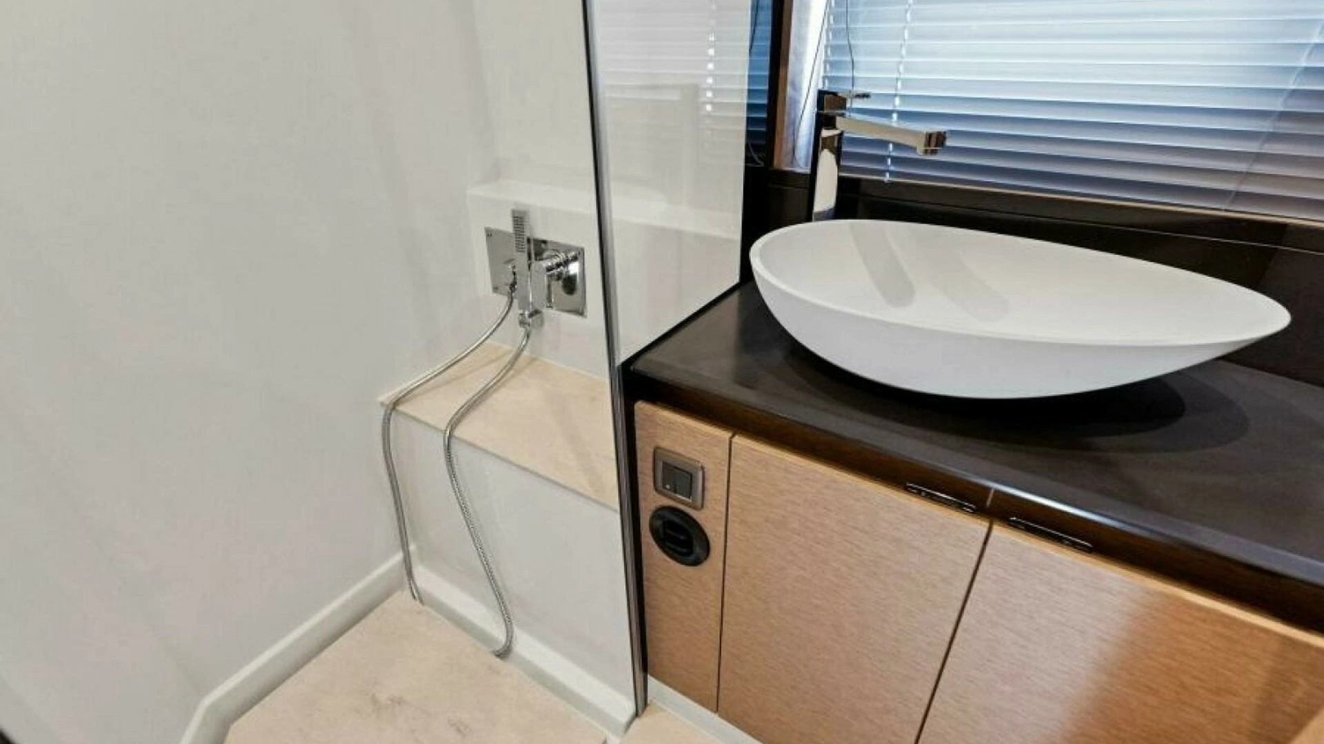 2025 Prestige 460 - Image 26