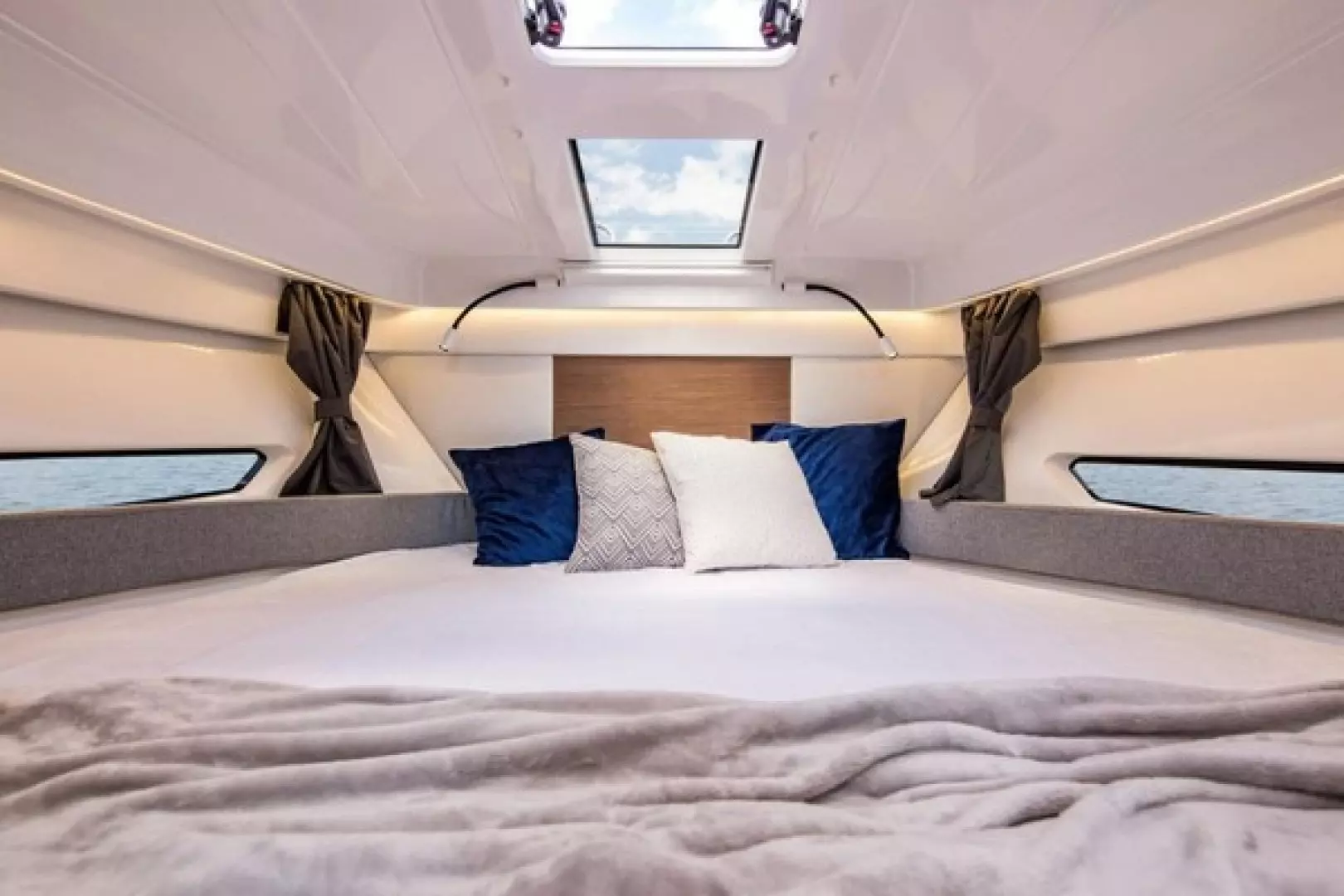 2025 Beneteau Antares 9 - Image 14