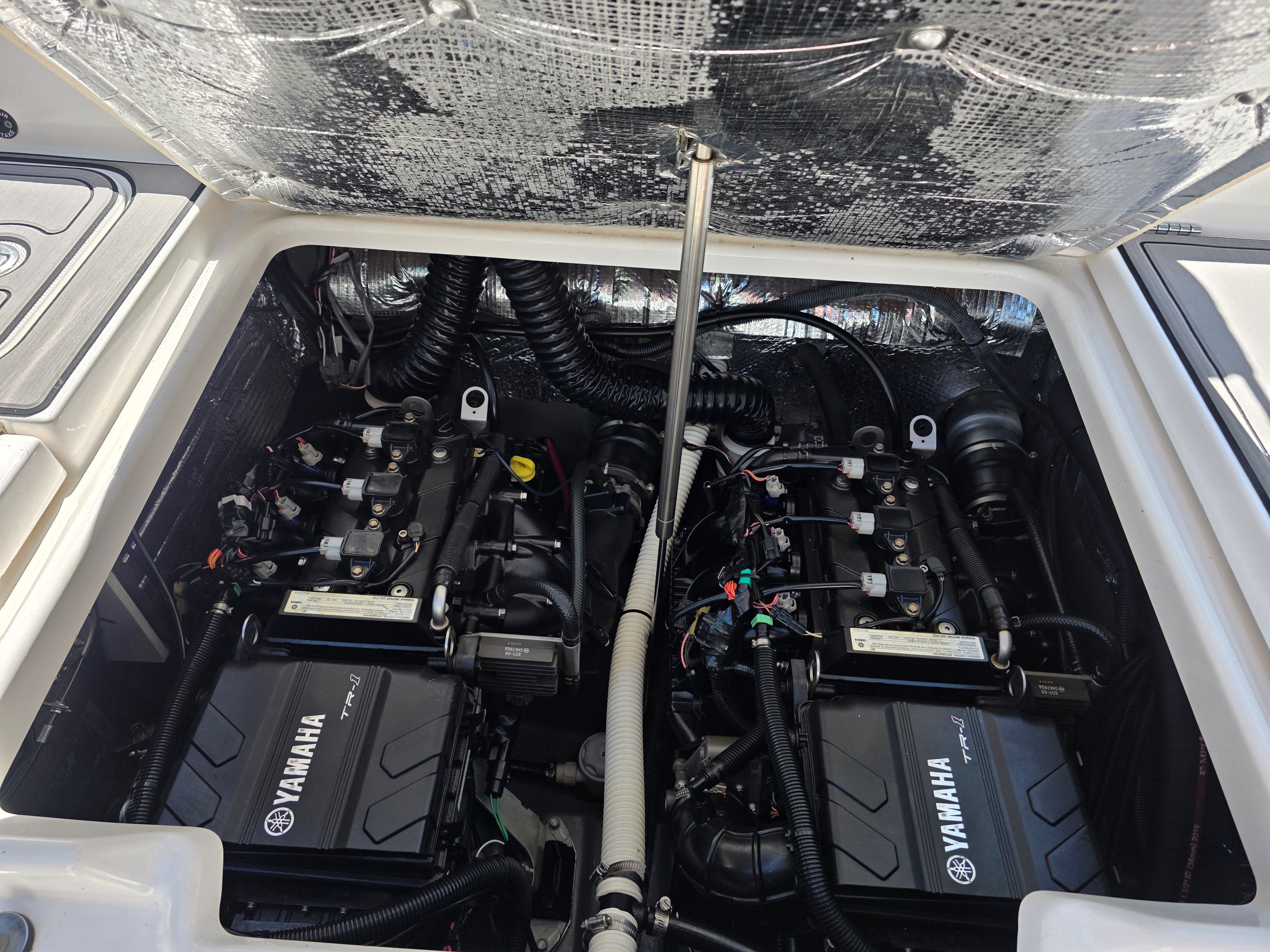 Yamaha 210 FSH Sport 2020 engine compartment with dual engines.