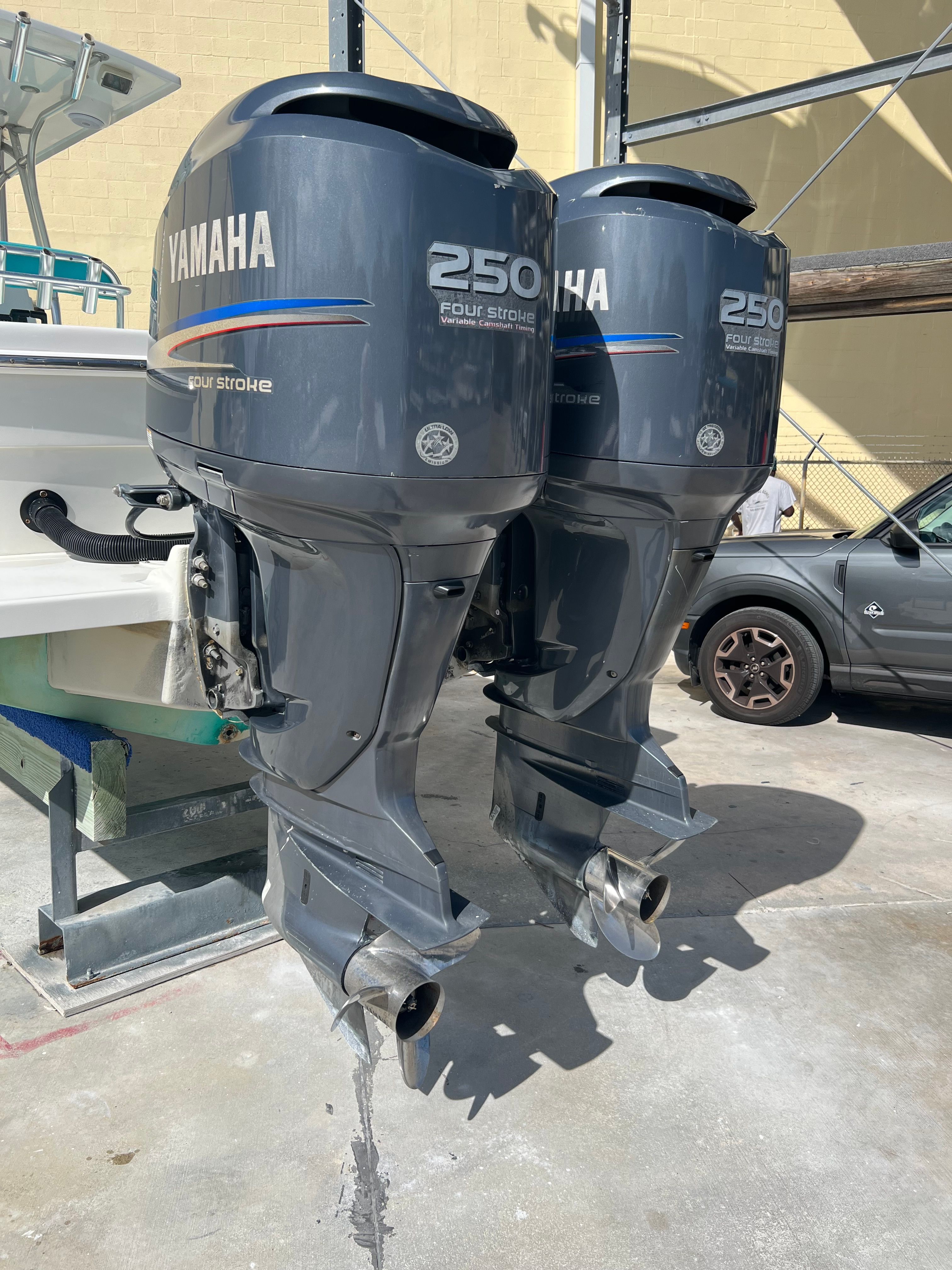 2008 Custom 28 Center Console - 11