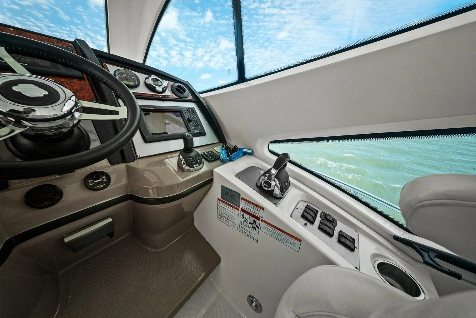 2012 Cruisers Yachts 540 Coupe - Image 11