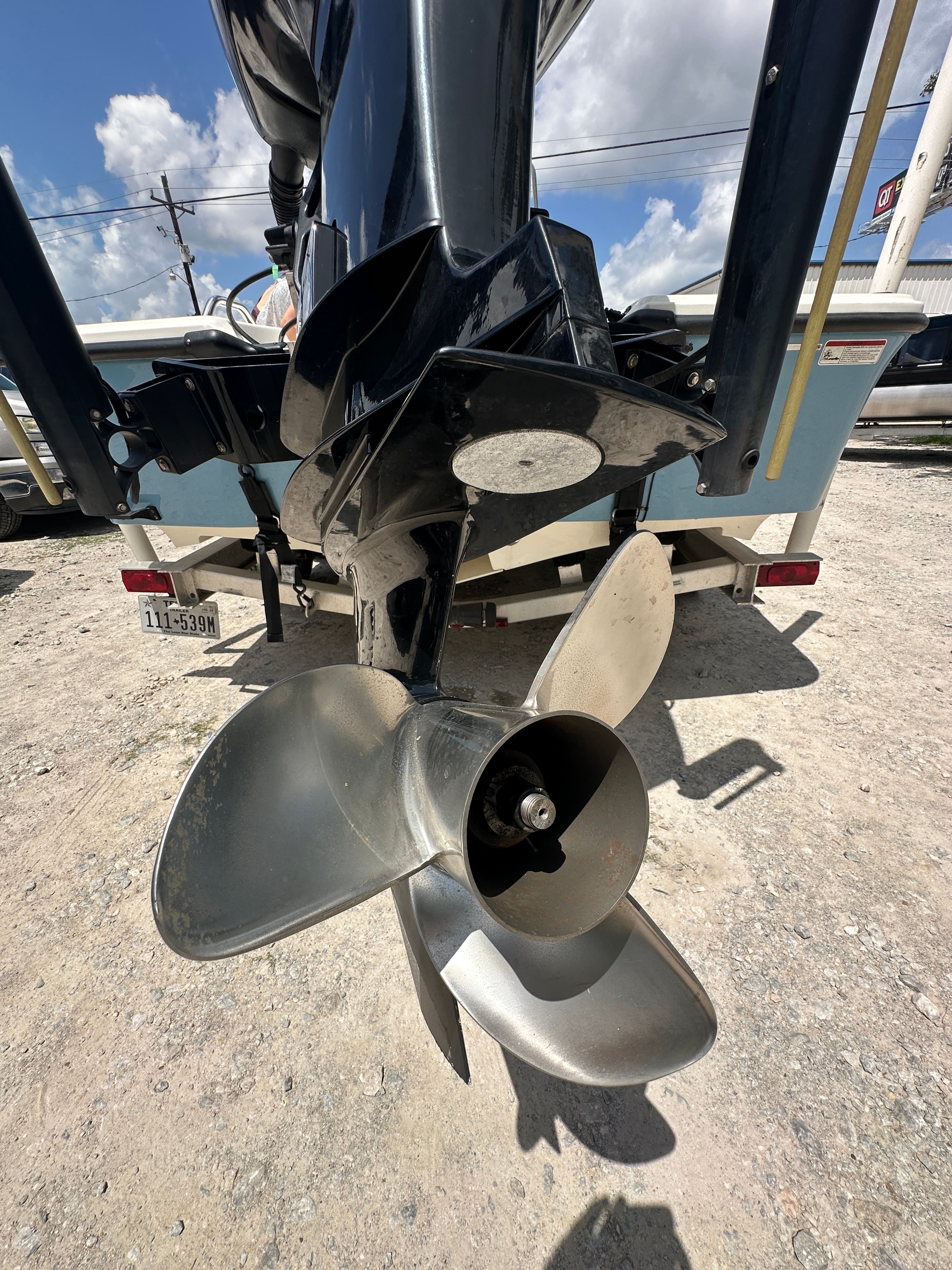 Rear view of a 2014 Mako 21 LTS boat propeller.
