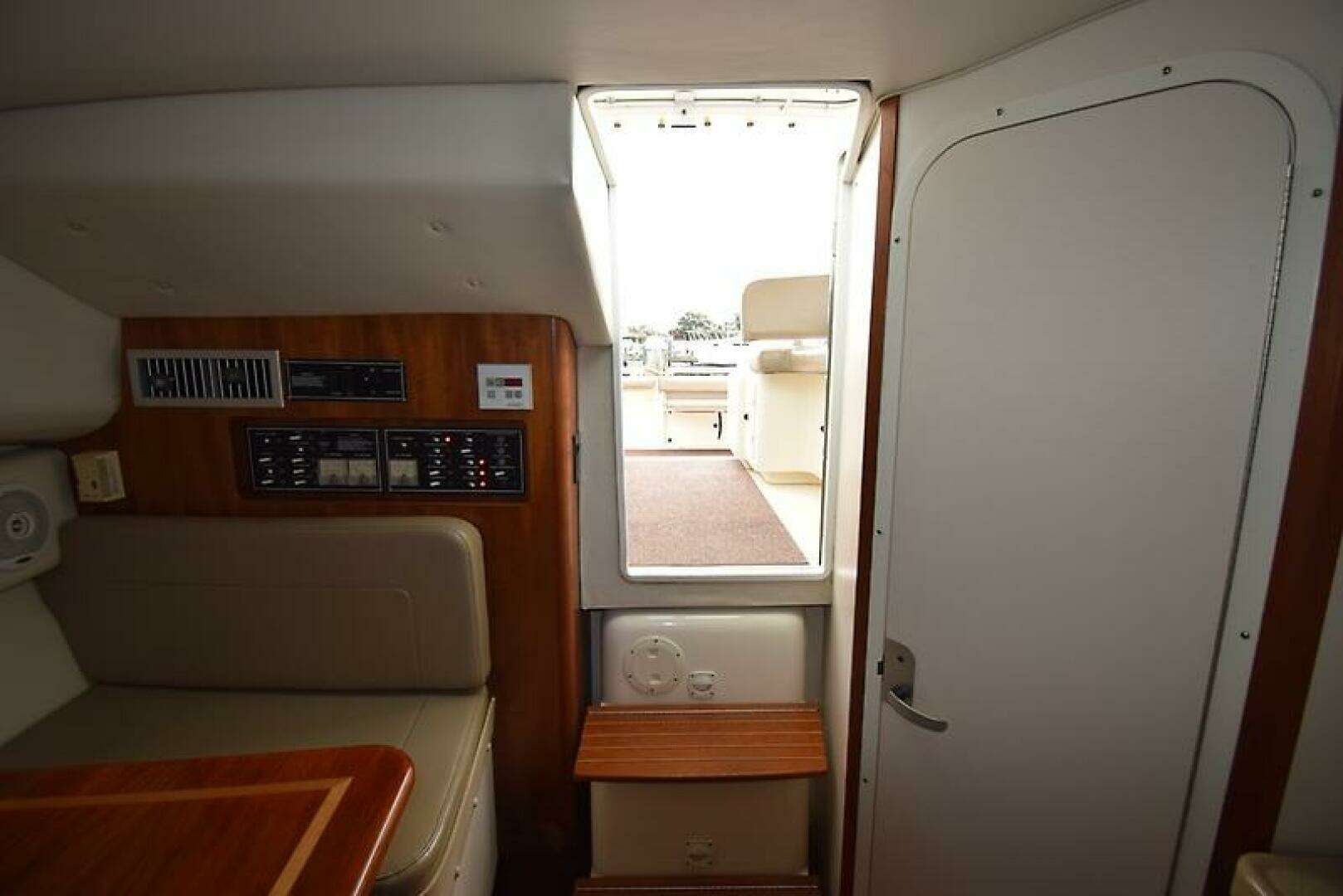 2003 Pursuit 3000 Express - Image 28