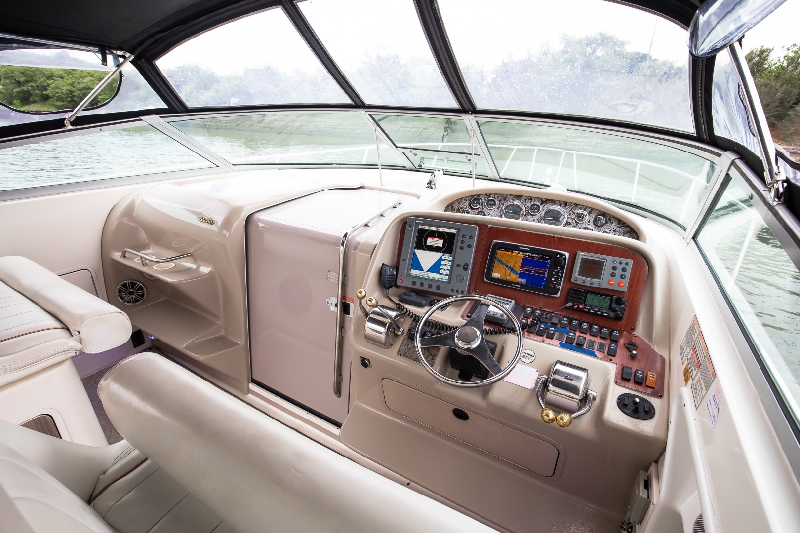1998 Sea Ray 330 Express - Image 5