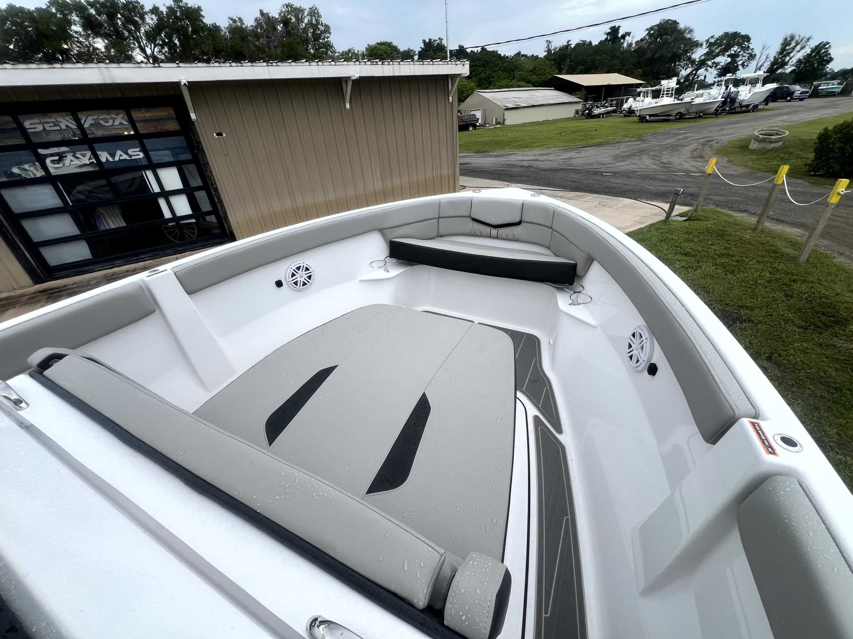 The image shows the bow area of a 2026 Monterey Elite 25 boat with gray upholstery.