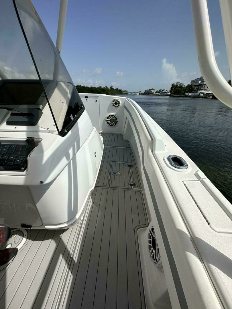 2003 Intrepid 32 - Image 29