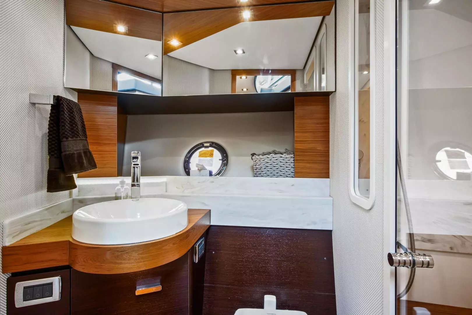 2018 Tiara Yachts 39 Coupe - Image 31