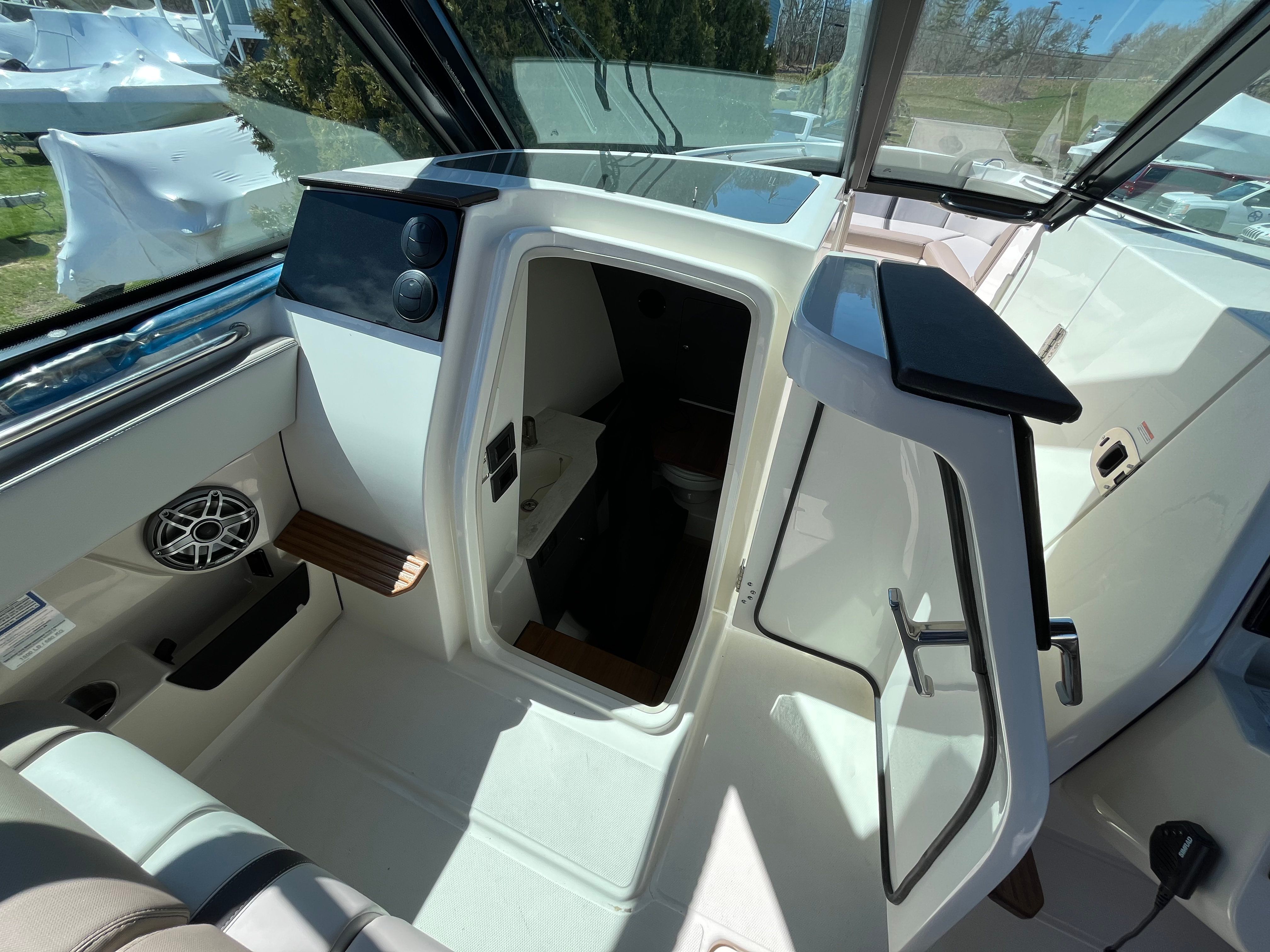 2026 Boston Whaler 330 Vantage - 18
