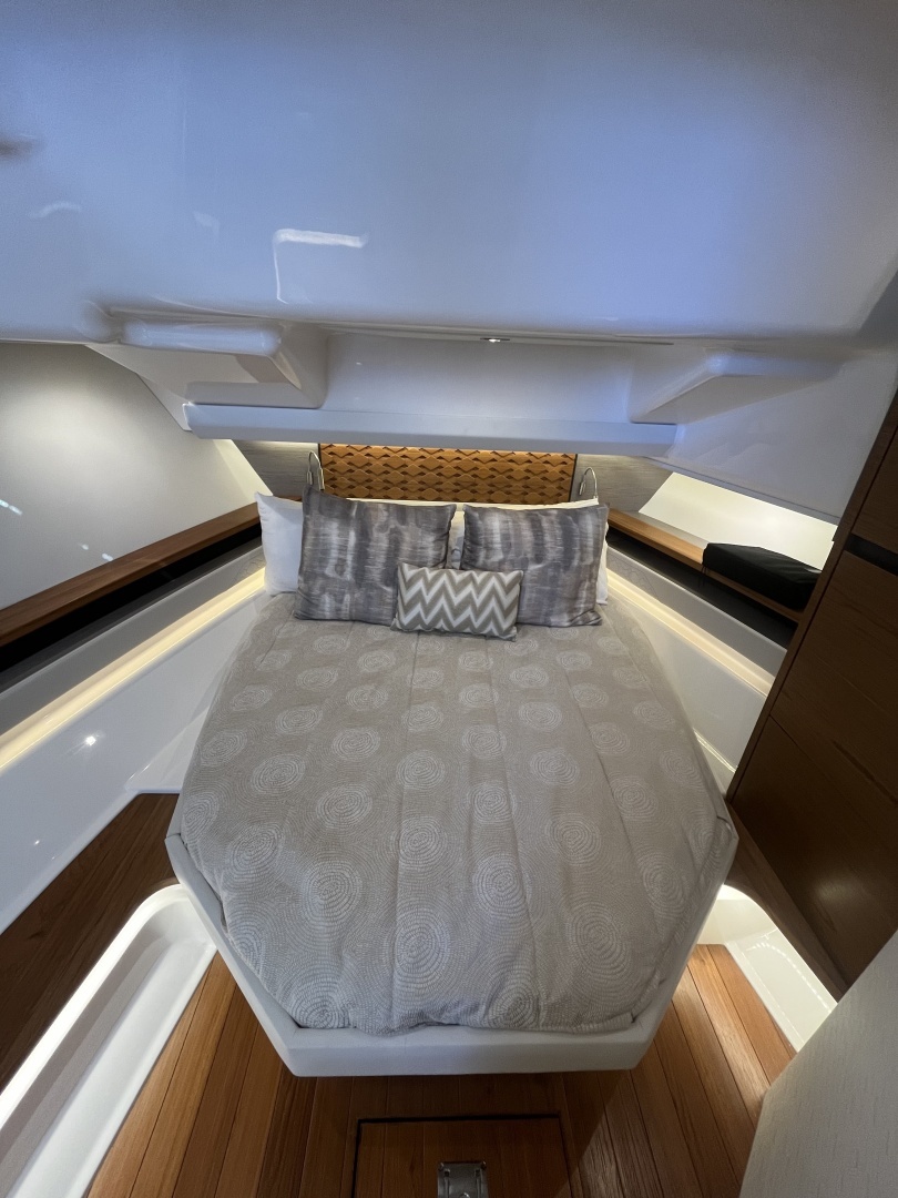 2023 Tiara Yachts 48 LS - Image 9