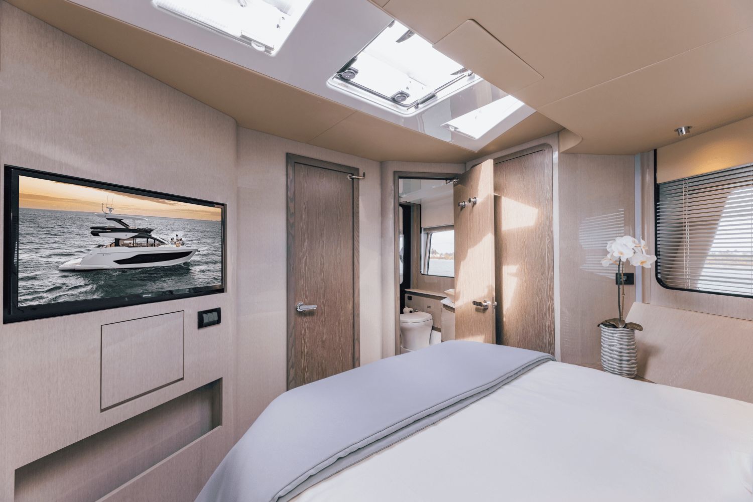 2027 Cruisers Yachts 57 Fly - 98
