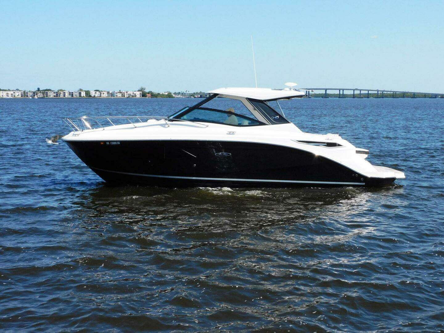 2018 Sea Ray Sundancer 320 - Image 5