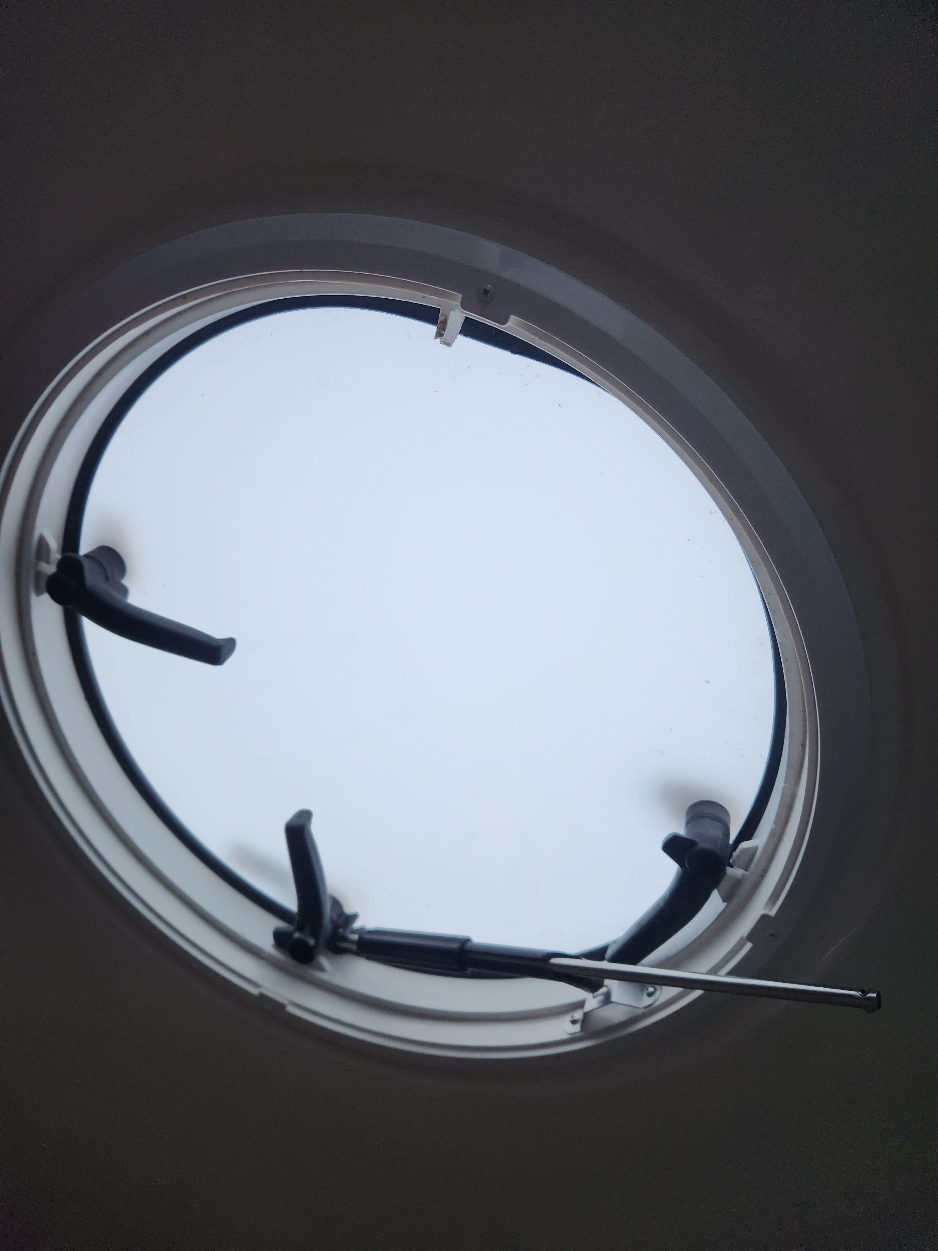 Round porthole on a 2015 Monterey 268SSC boat.
