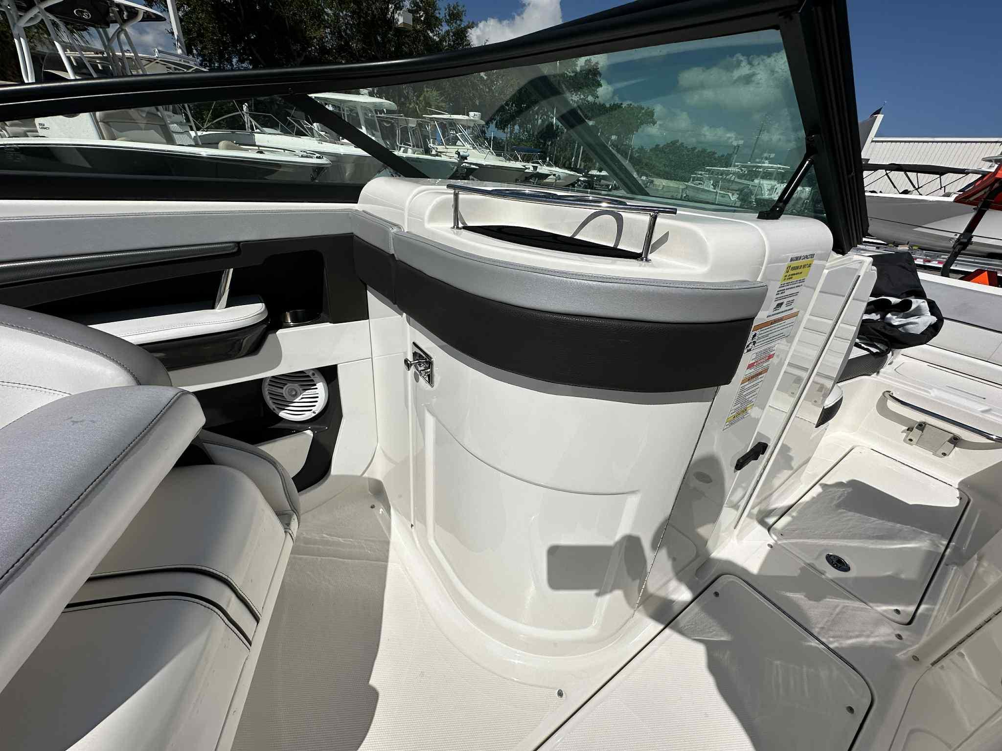 2017 SEA RAY 220 SDX - Image 18