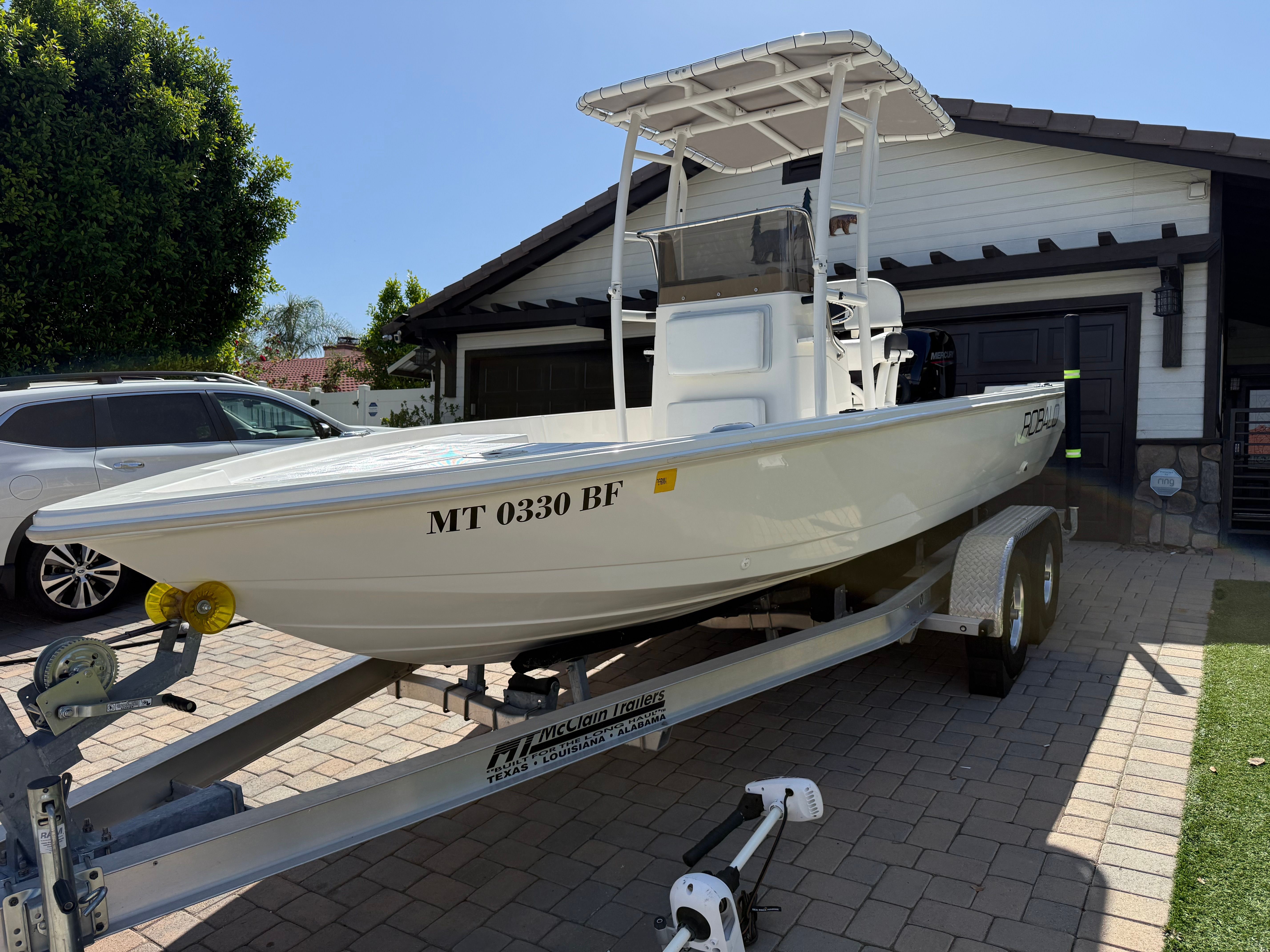 1998 Robalo 2100 Bay Hunter on trailer in driveway.