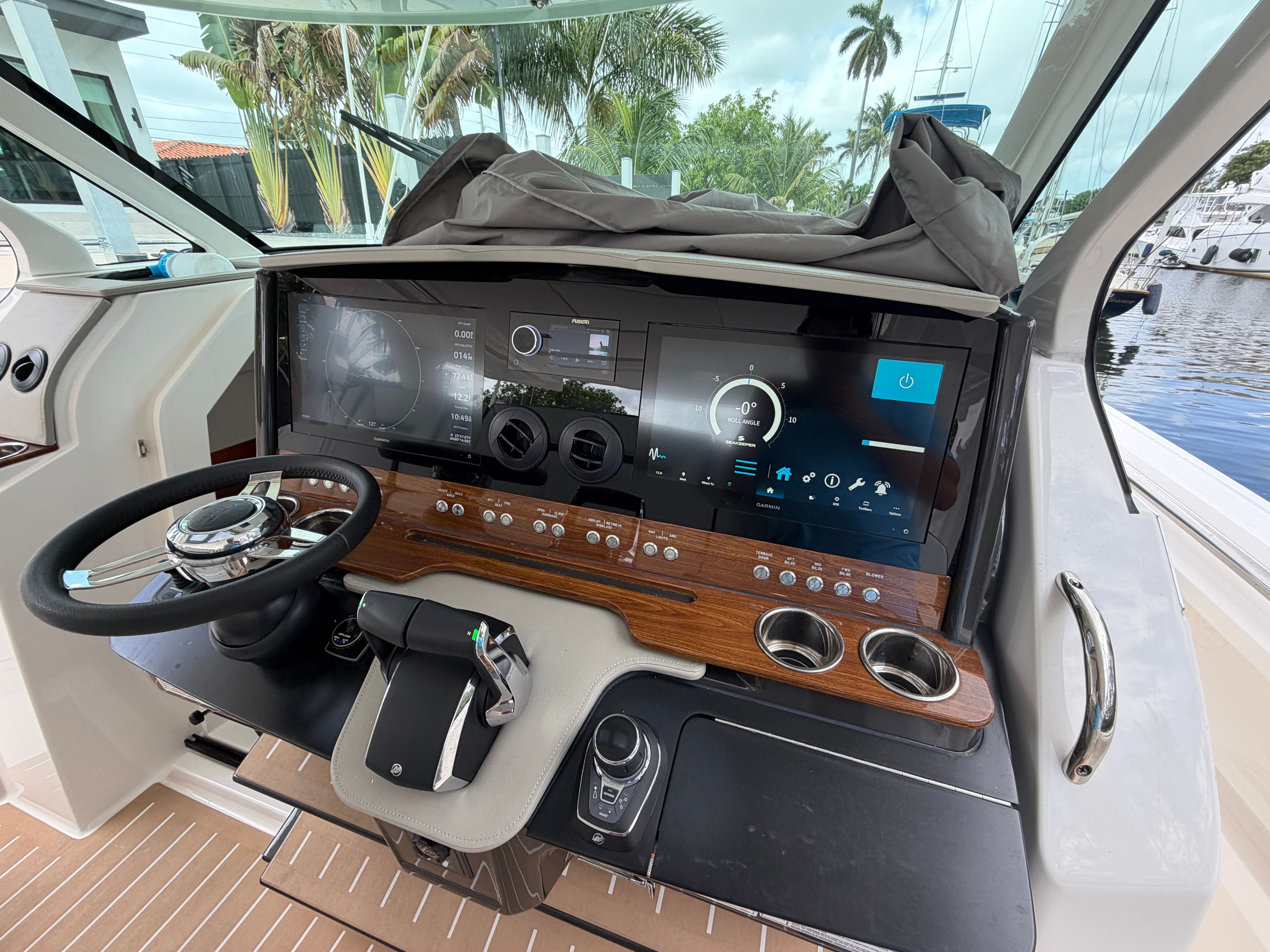 2025 TIARA YACHTS 43 LS - Image 3