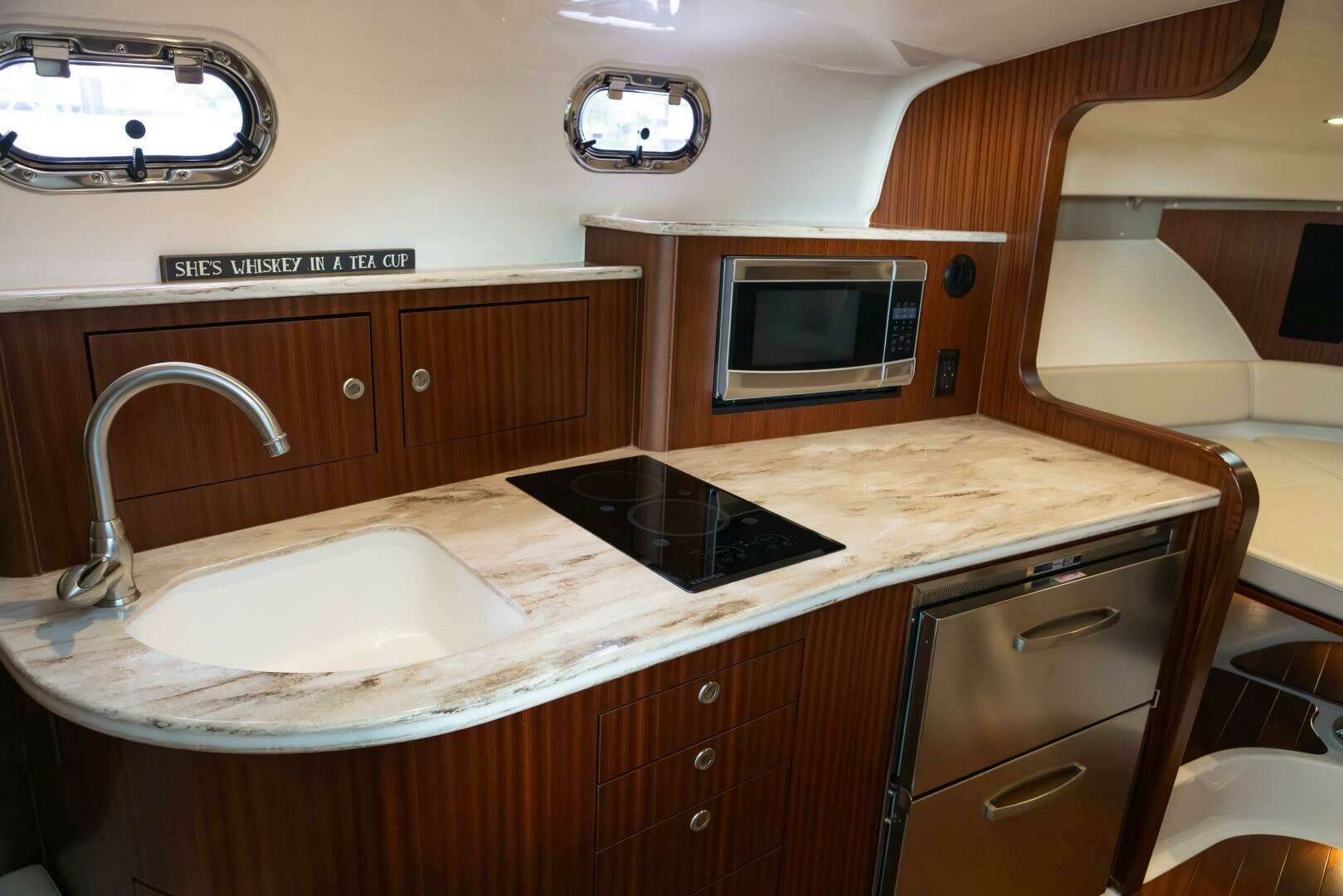 2018 Pursuit OS 385 - Image 9