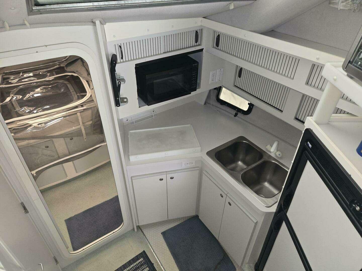 1994 Cruisers Yachts 3380 - Image 4