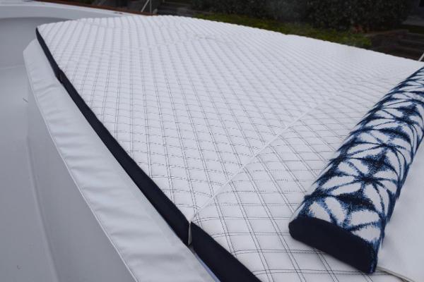 Forward sun lounge with pillow cushion