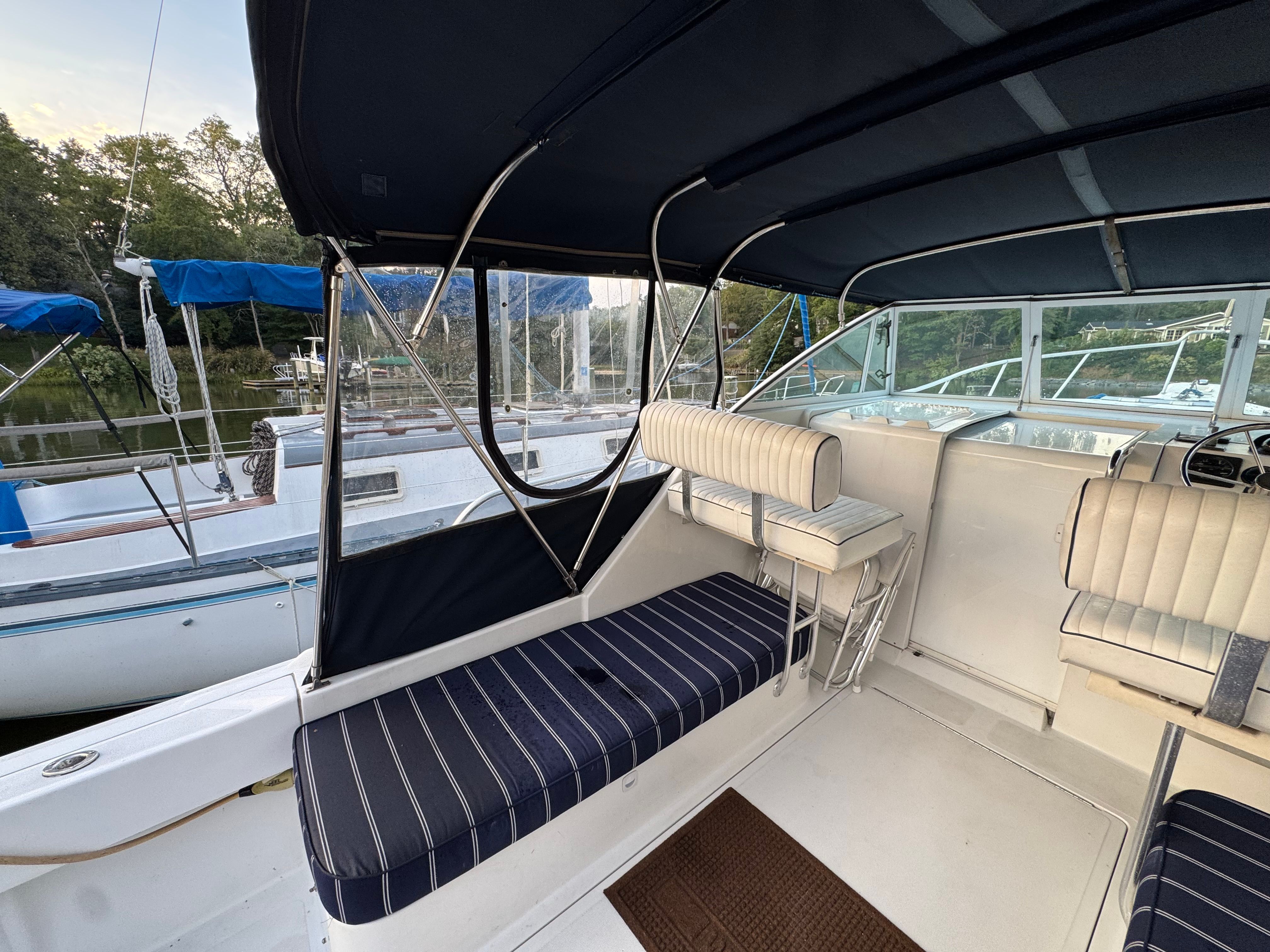 1999 Mainship Pilot 30 Sedan - 11