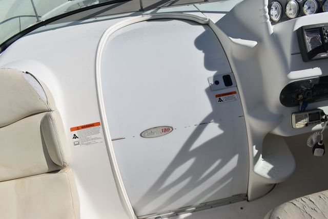 2005 Larson Cabrio 310 - 38