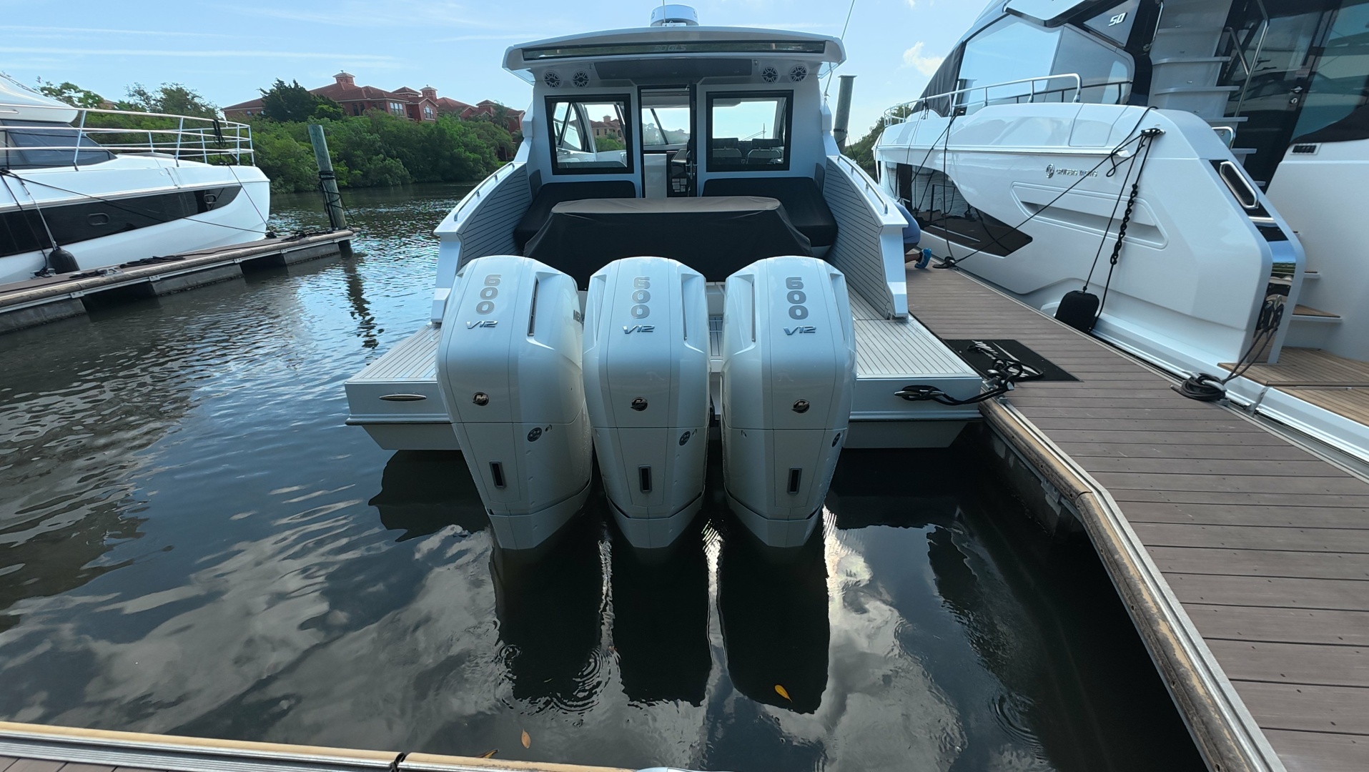 2026 Cruisers Yachts 50GLS OB - Image 17