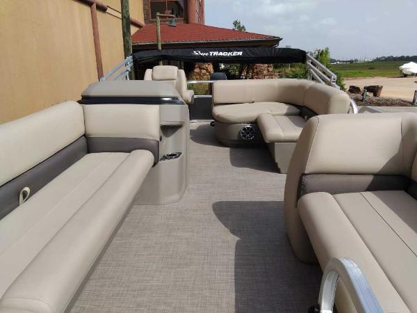 2025 Sun Tracker Party Barge 18 DLX with spacious seating and modern design.